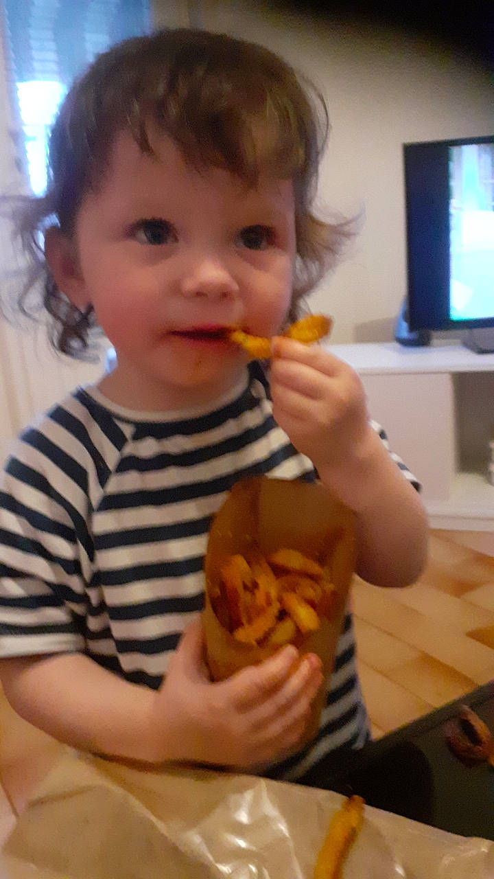 Olivia participe au concours pour gagner de l'argent avec cette photo : biting, child, comfort_food, cuisine, dish, face, fast_food, finger, finger_food, food, food_craving, fun, junk_food, mouth, person, plate, sweetness, tableware, television, thumb