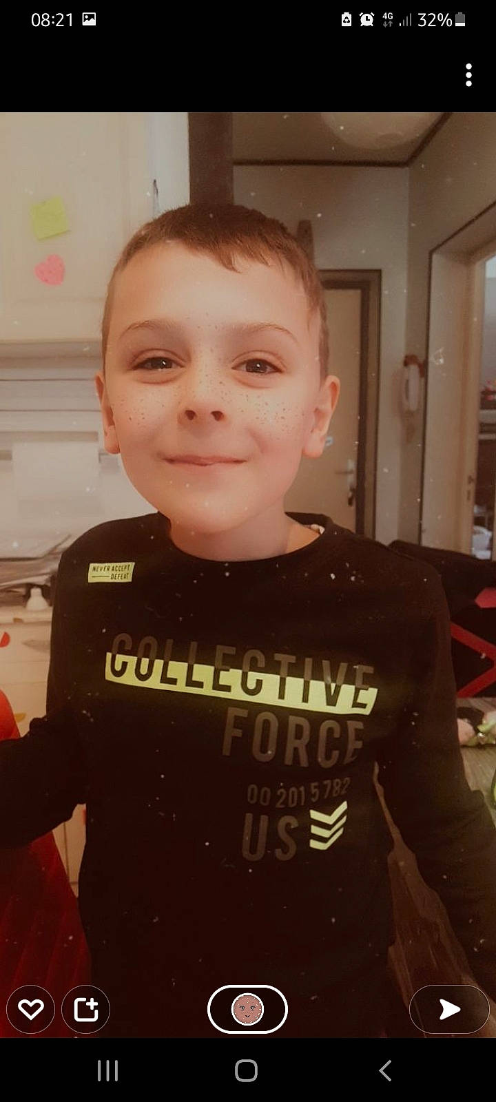 Tyméo participe au concours pour gagner de l'argent avec cette photo : cheek, child, chin, cool, door, electric_blue, eyebrow, facial_expression, forehead, fun, hairstyle, jaw, joy, neck, person, personal_protective_equipment, selfie, sleeve, smile, standing