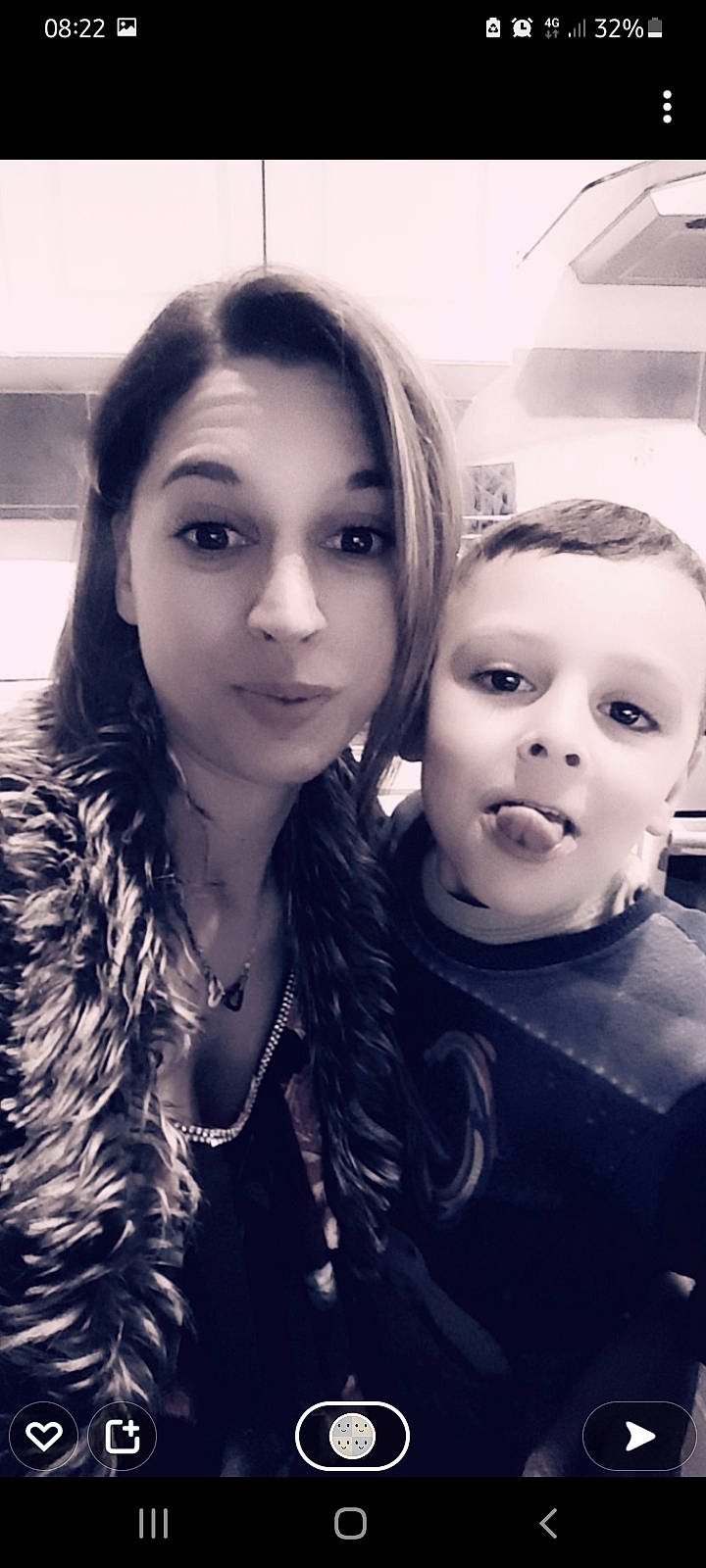 Tyméo participe au concours pour gagner de l'argent avec cette photo : black_and_white, black_hair, cheek, chin, cool, eye, eyebrow, eyelash, flash_photography, forehead, gesture, hair, happy, iris, jaw, lip, mouth, nose, person, skin