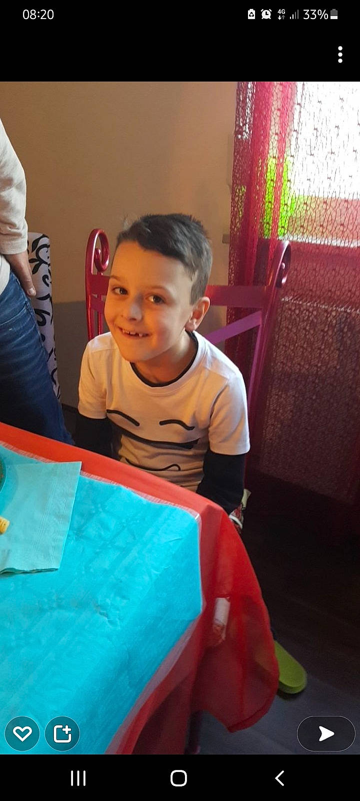 Tyméo a rejoint le concours — aidez-le/la à gagner de superbes lots ! baby, baby_toddler_clothing, chair, child, curtain, design, electric_blue, event, fun, happy, joy, leisure, person, play, red, room, sharing, sitting, smile, t_shirt