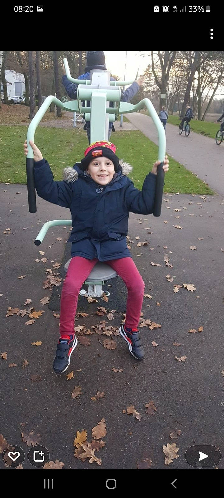 Tyméo a rejoint le concours — aidez-le/la à gagner de superbes lots ! asphalt, boot, child, costume, event, eyewear, fun, gesture, glove, grass, happy, headwear, hoodie, joy, leisure, person, personal_protective_equipment, plant, recreation, road