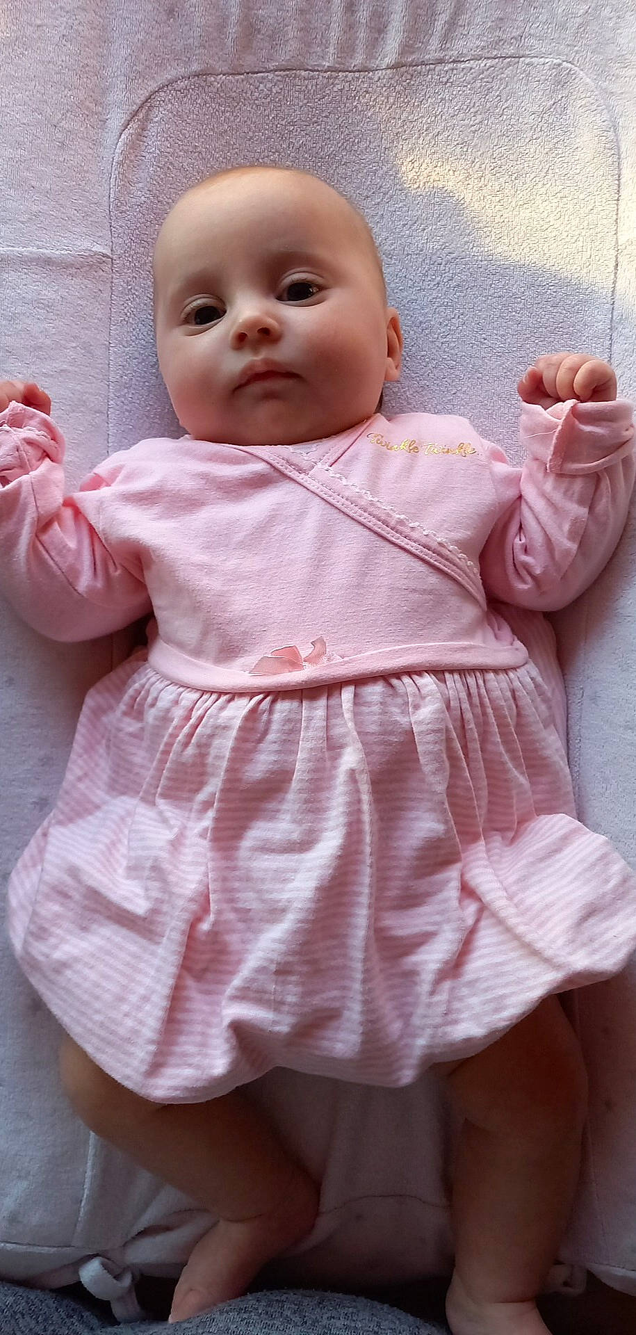 Judith participe au concours pour gagner de l'argent avec cette photo : arm, baby_toddler_clothing, cheek, chin, eye, face, facial_expression, hairstyle, hand, head, joint, lip, mouth, neck, nose, outerwear, person, product, shoulder, skin