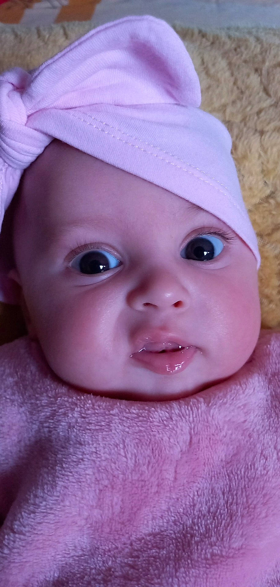 Judith a rejoint le concours — aidez-le/la à gagner de superbes lots ! baby, baby_toddler_clothing, cap, cheek, chin, eyebrow, eyelash, facial_expression, headgear, headwear, human, human_body, iris, lip, mouth, nose, outerwear, person, pink, skin