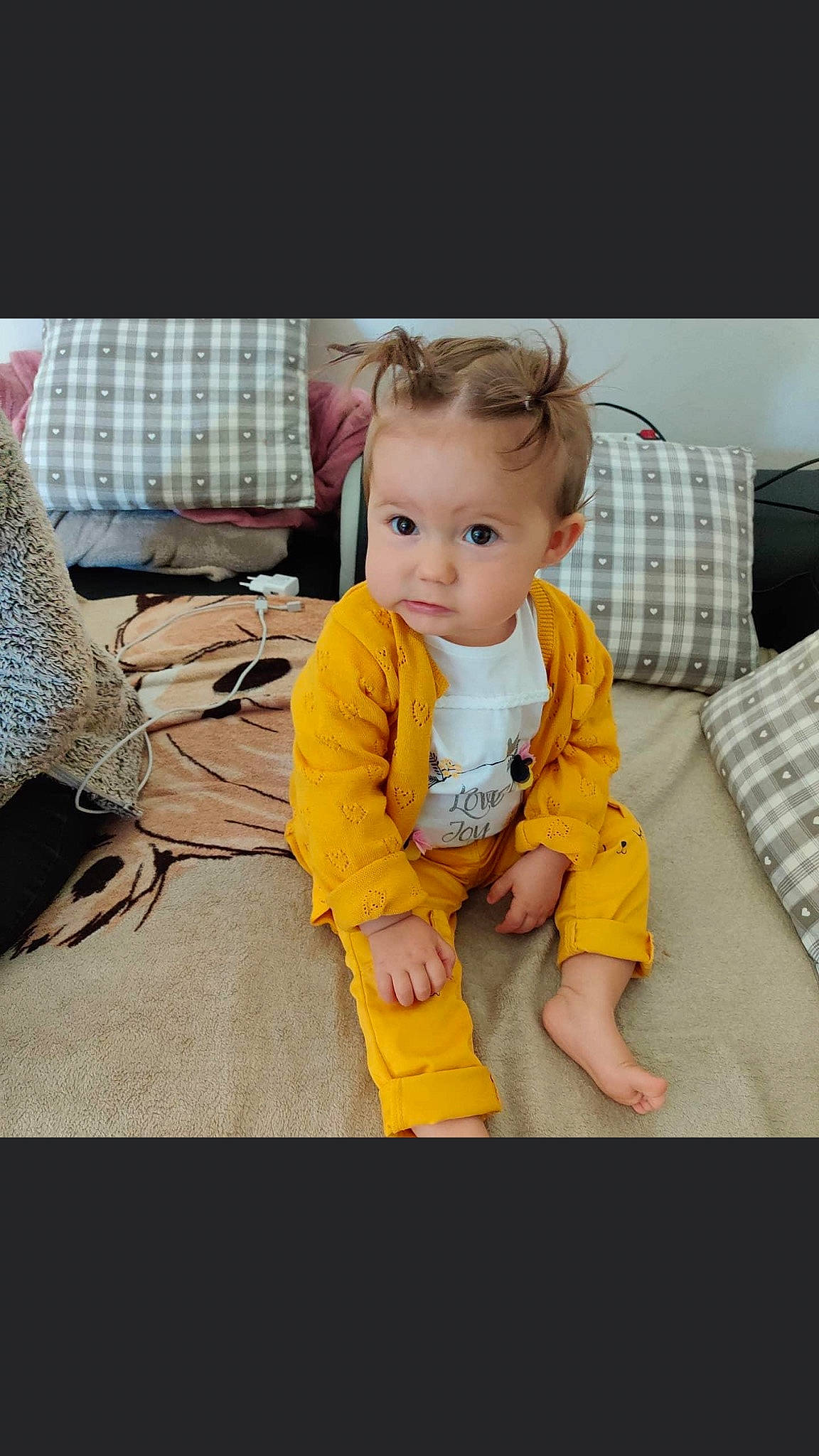 Elana participe au concours pour gagner de l'argent avec cette photo : baby, baby_toddler_clothing, bag, child, comfort, couch, eye, facial_expression, fashion_accessory, flooring, fun, grass, happy, linens, person, sitting, sleeve, t_shirt, toddler, travel