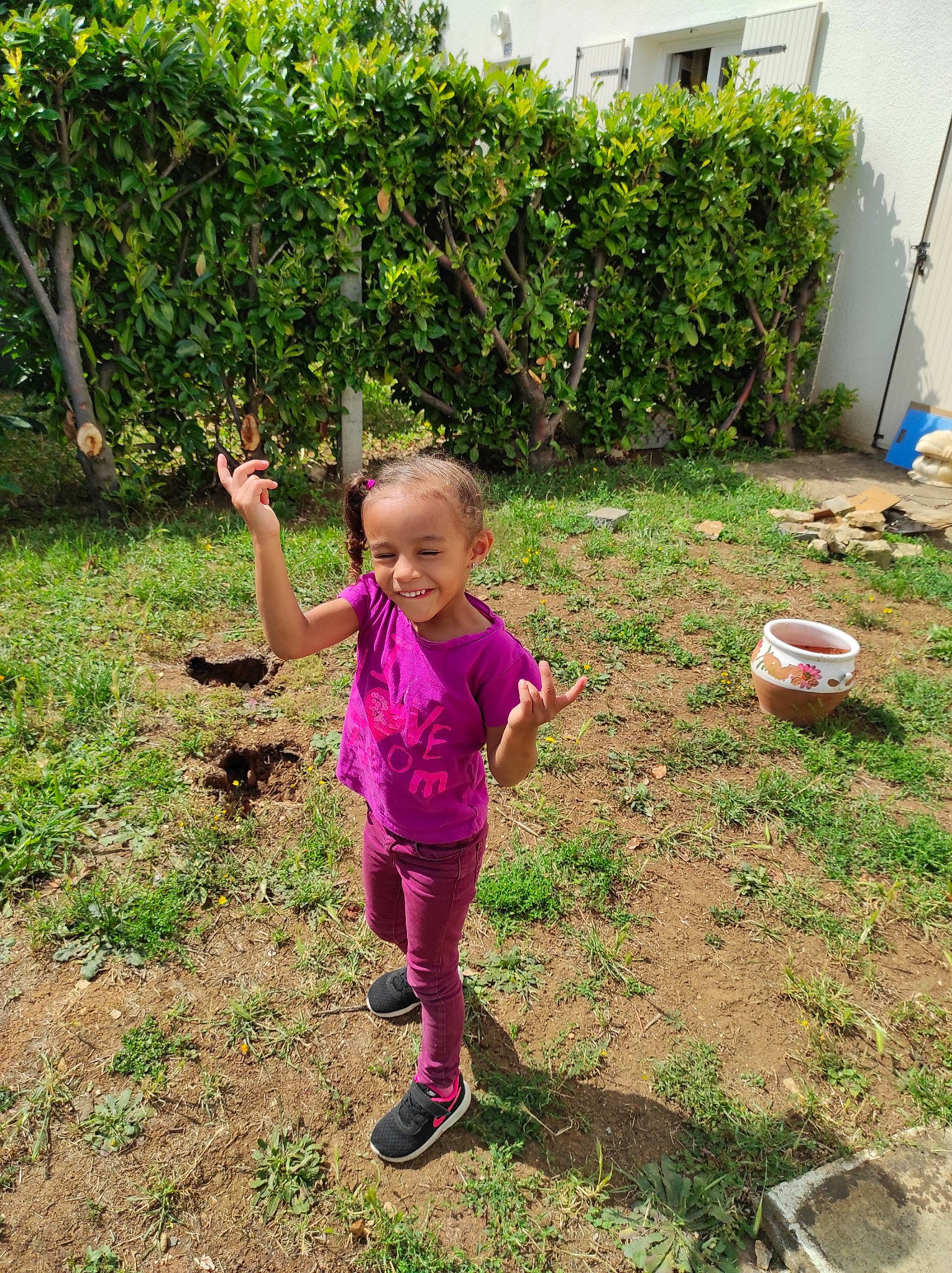 Jayana participe au concours pour gagner de l'argent avec cette photo : baby_toddler_clothing, child, garden, grass, happy, house, joy, landscape, leisure, people_in_nature, person, plant, plantation, rural_area, sandal, shrub, smile, soil, toddler, tree