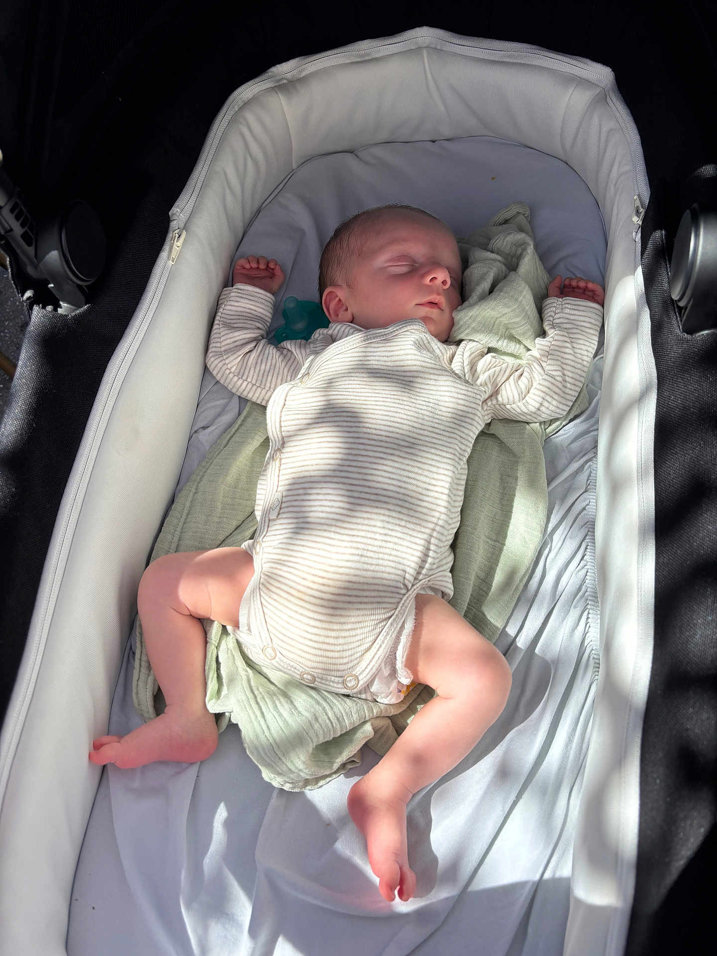 Paolo a rejoint le concours — aidez-le/la à gagner de superbes lots ! baby, newborn, sleeping, bassinet, onesie, blanket, infant, peaceful, soft_light, indoor, child, cute, resting, small, person, toddler, clothing, nursery, cozy, portrait