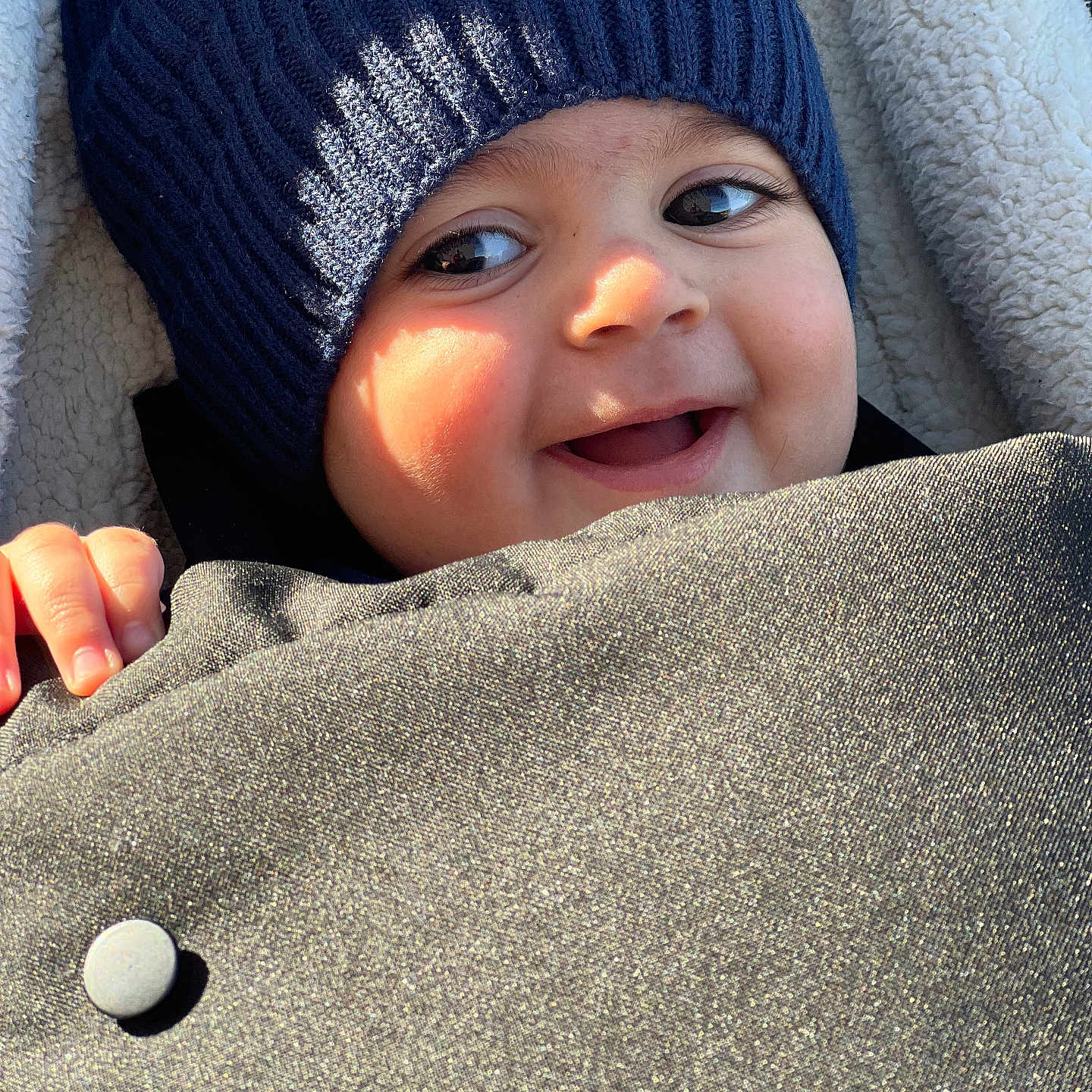éden participe au concours pour gagner de l'argent avec cette photo : baby, beanie, bodypart, bonnet, cap, clothing, face, finger, glove, hand, happy, hat, head, hood, knitwear, person, photography, portrait, smile, sweater