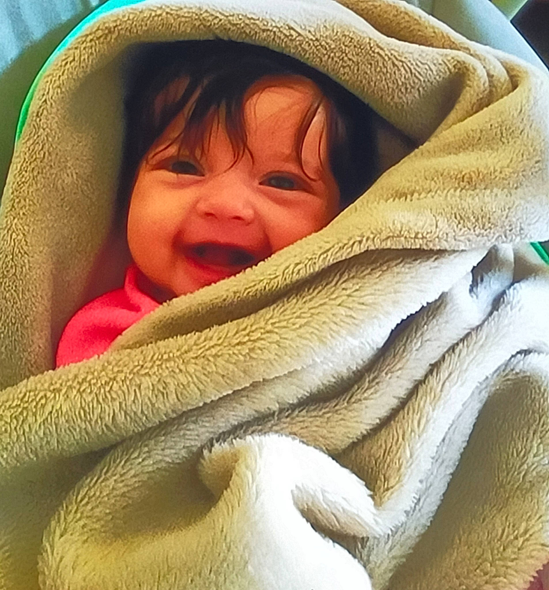 Lucinda a rejoint le concours — aidez-le/la à gagner de superbes lots ! baby, baby_products, bedtime, blanket, cheek, child, comfort, happy, hat, laugh, linens, pattern, person, skin, sleep, smile, thumb, toddler, wrinkle