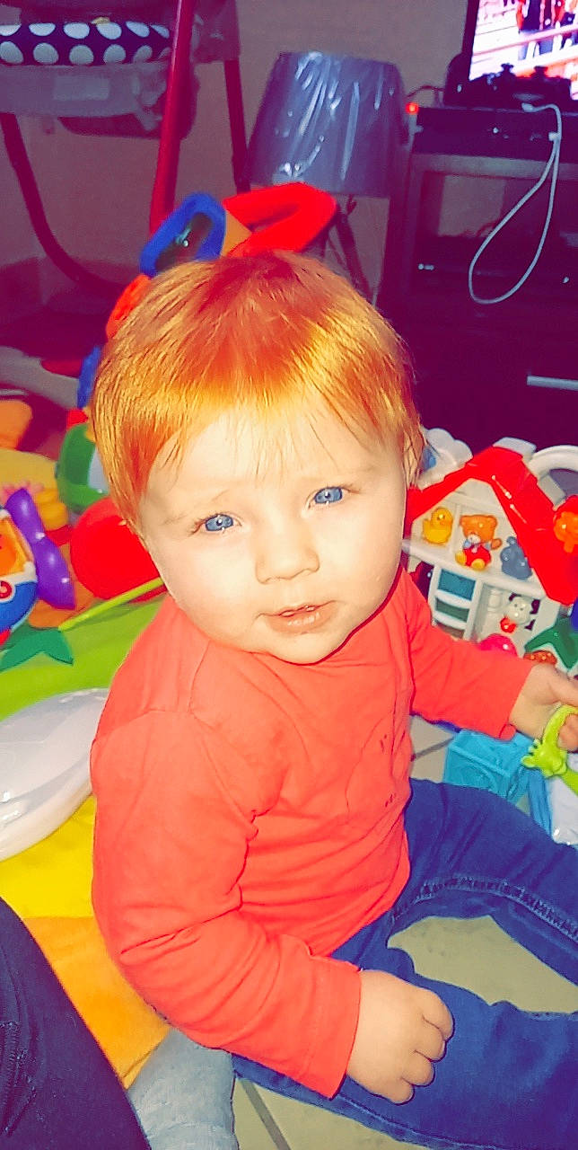 Lizea participe au concours pour gagner de l'argent avec cette photo : baby, baby_toddler_clothing, bangs, cheek, child, chin, eye, facial_expression, fun, hair, hairstyle, head, human_body, iris, person, play, red, skin, smile, standing