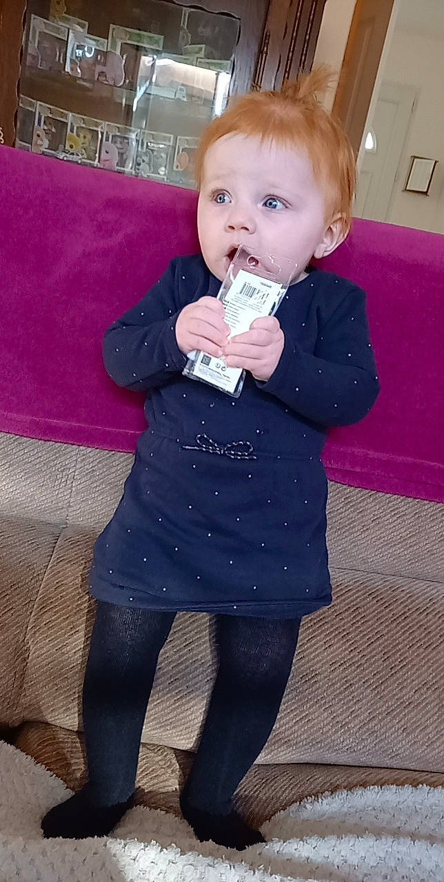 Lizéa participe au concours pour gagner de l'argent avec cette photo : arm, baby, baby_toddler_clothing, cheek, child, face, facial_expression, finger, hair, hairstyle, happy, head, joint, lip, person, pink, skin, sleeve, standing, surprise