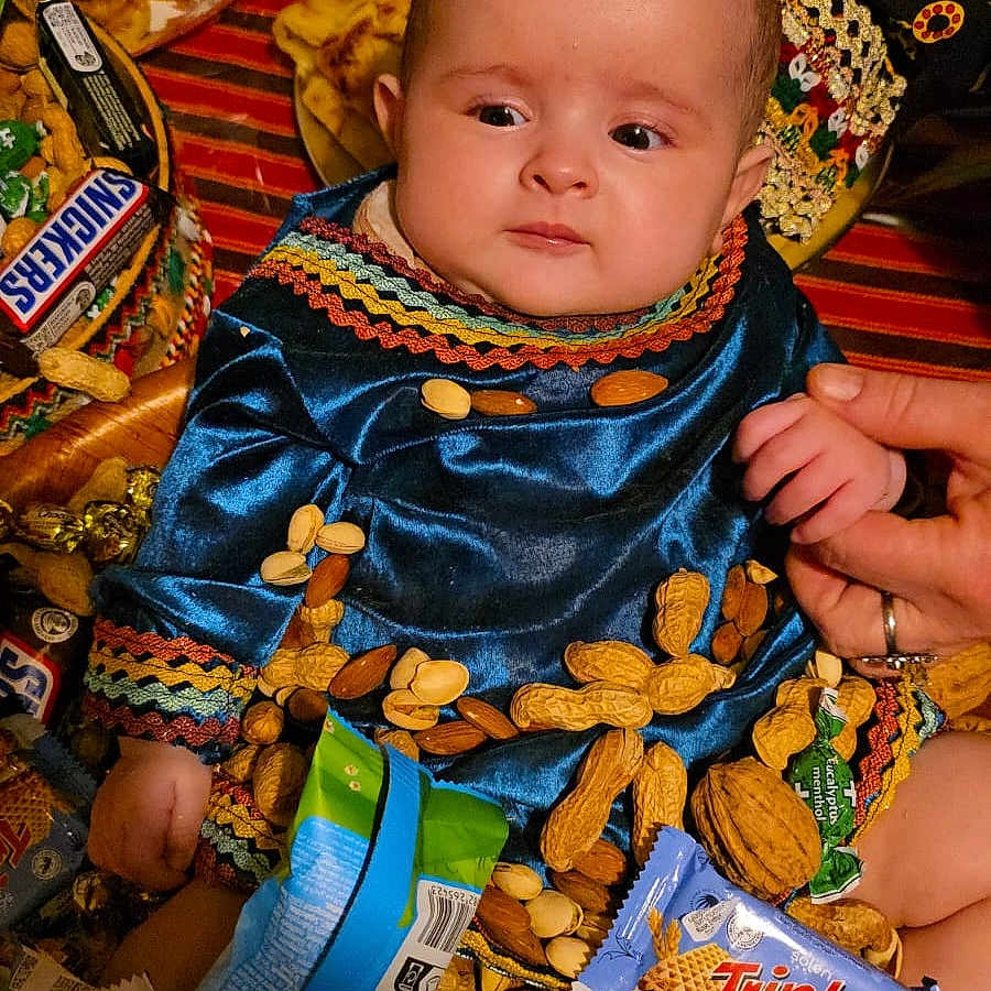 Louise a rejoint le concours — aidez-le/la à gagner de superbes lots ! adult, baby, bodypart, clothing, face, finger, food, hand, head, male, man, nut, person, photography, plant, portrait, produce, snack, sweets, vegetable