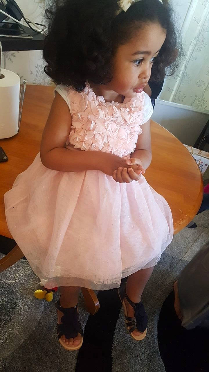 Leila a rejoint le concours — aidez-le/la à gagner de superbes lots ! baby_toddler_clothing, bridal_party_dress, child, clothing, dress, person, toddler, white