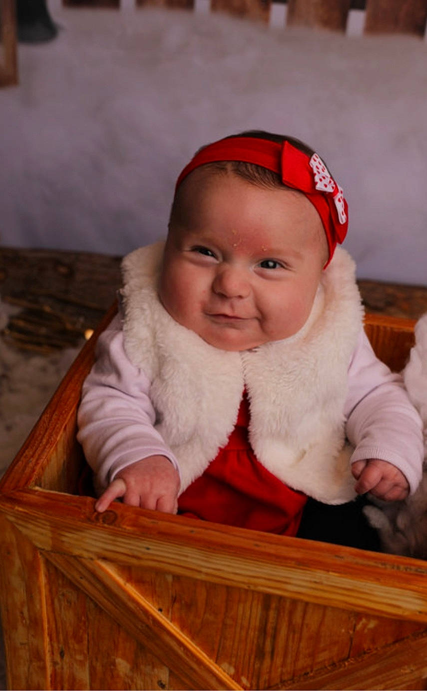 Mila a rejoint le concours — aidez-le/la à gagner de superbes lots ! baby, baby_toddler_clothing, cap, cheek, child, chin, comfort, eye, happy, hardwood, human_body, iris, jacket, nose, person, sitting, skin, sleeve, smile, toddler