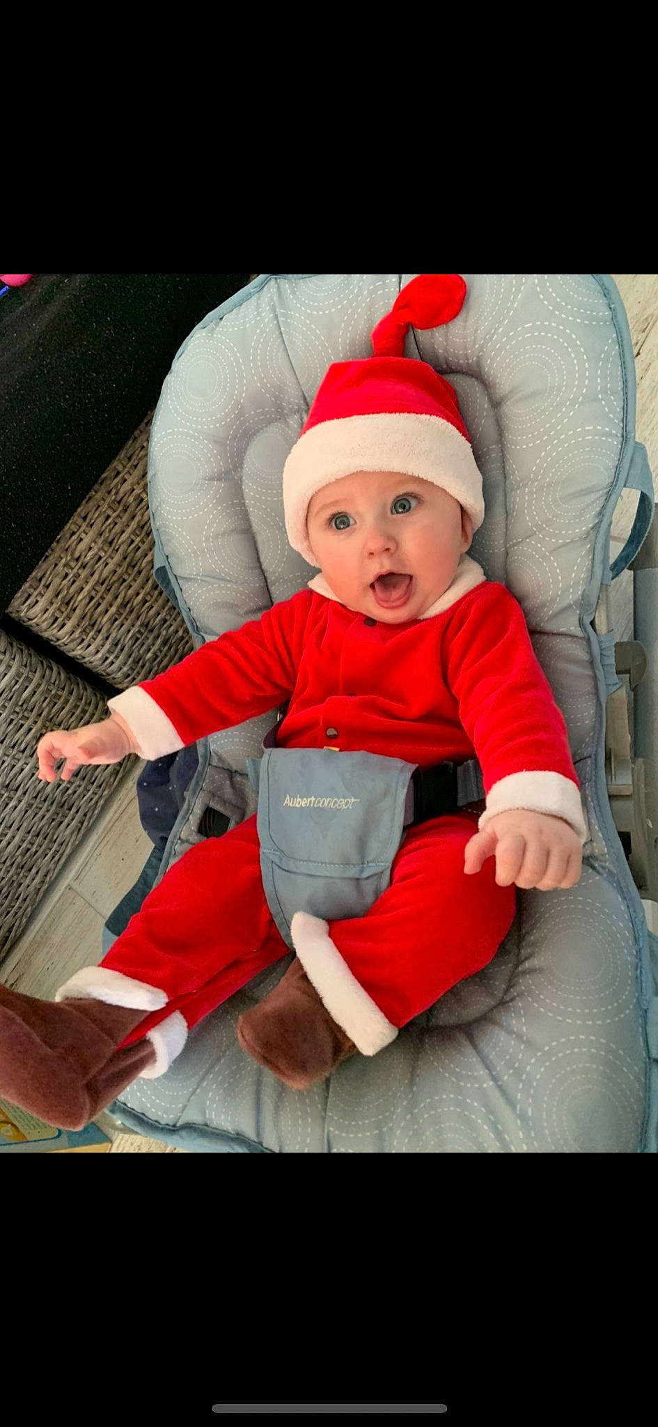 Maylone a rejoint le concours — aidez-le/la à gagner de superbes lots ! baby, baby_sleeping, baby_toddler_clothing, cap, carmine, christmas, comfort, costume_hat, fictional_character, hat, headgear, headwear, human_body, human_leg, lap, person, red, santa_claus, sitting, sleeve