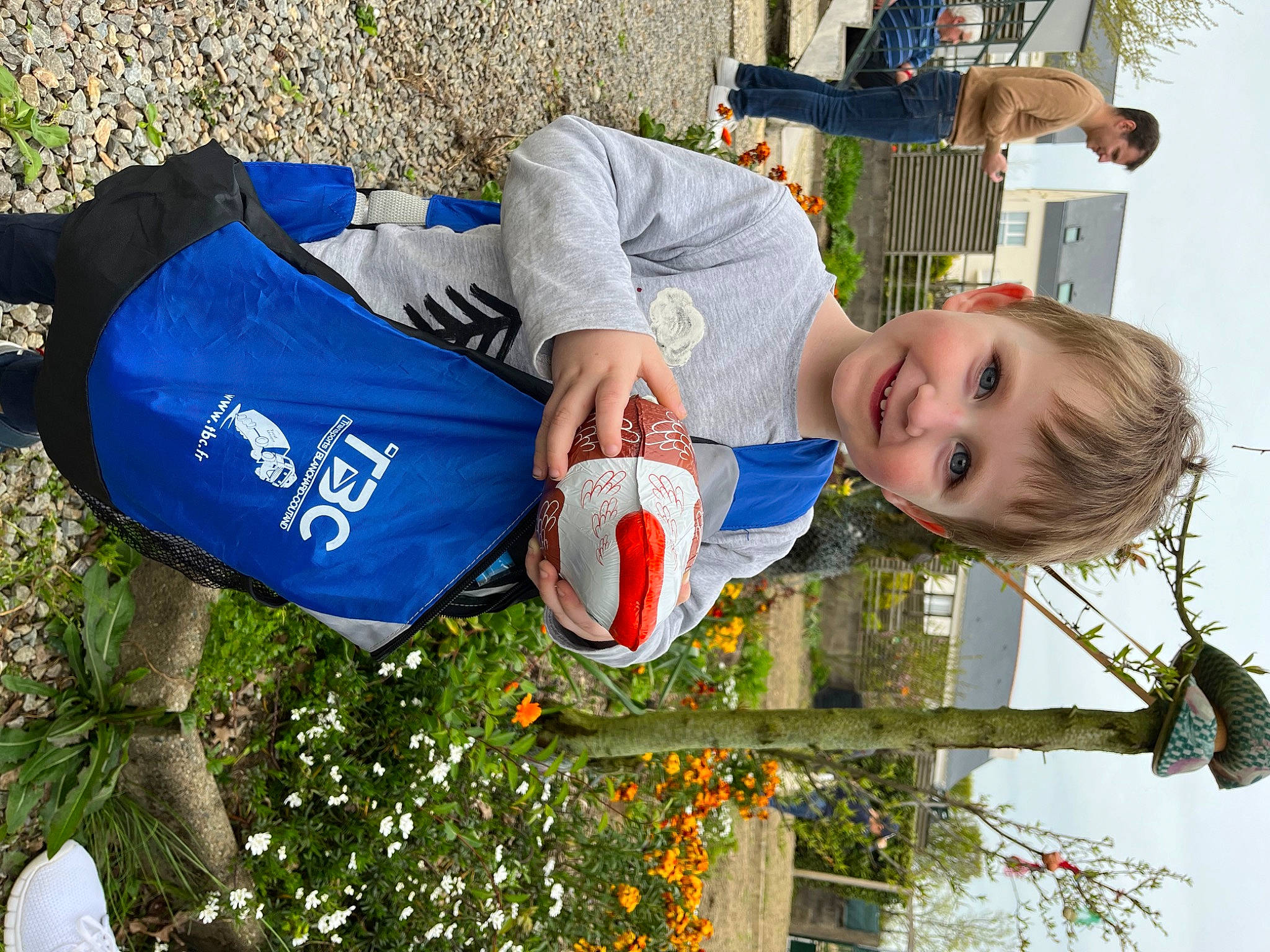 Maylone participe au concours pour gagner de l'argent avec cette photo : child, electric_blue, event, flag, flower, fun, grass, happy, joy, leaf, leisure, people_in_nature, person, plant, recreation, sky, smile, spring, toddler, tree