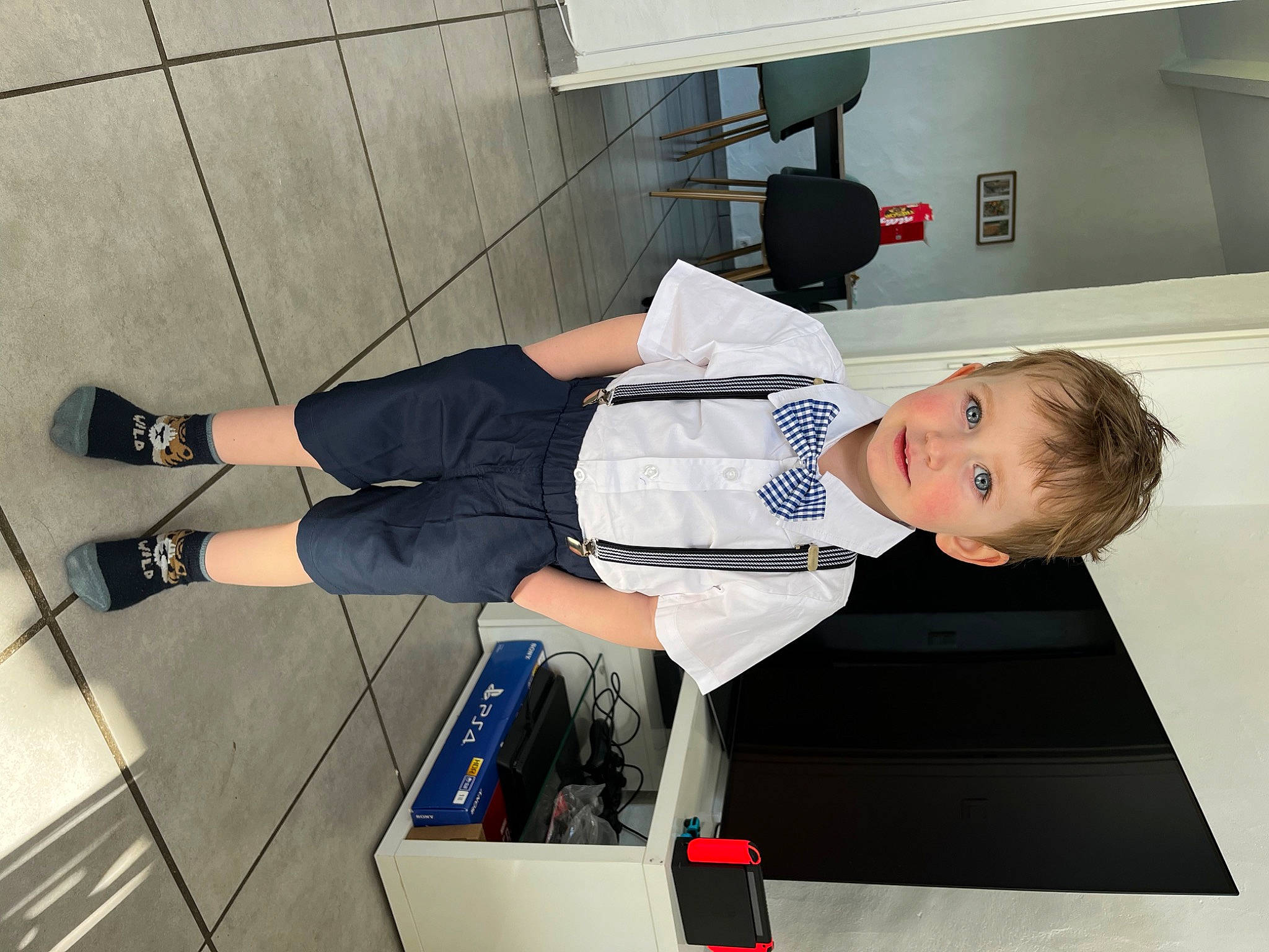 Maylone a rejoint le concours — aidez-le/la à gagner de superbes lots ! balance, calf, elbow, flooring, foot, human_leg, joint, knee, leg, person, physical_fitness, room, sandal, shoe, shorts, sitting, sneakers, sportswear, thigh, walking_shoe