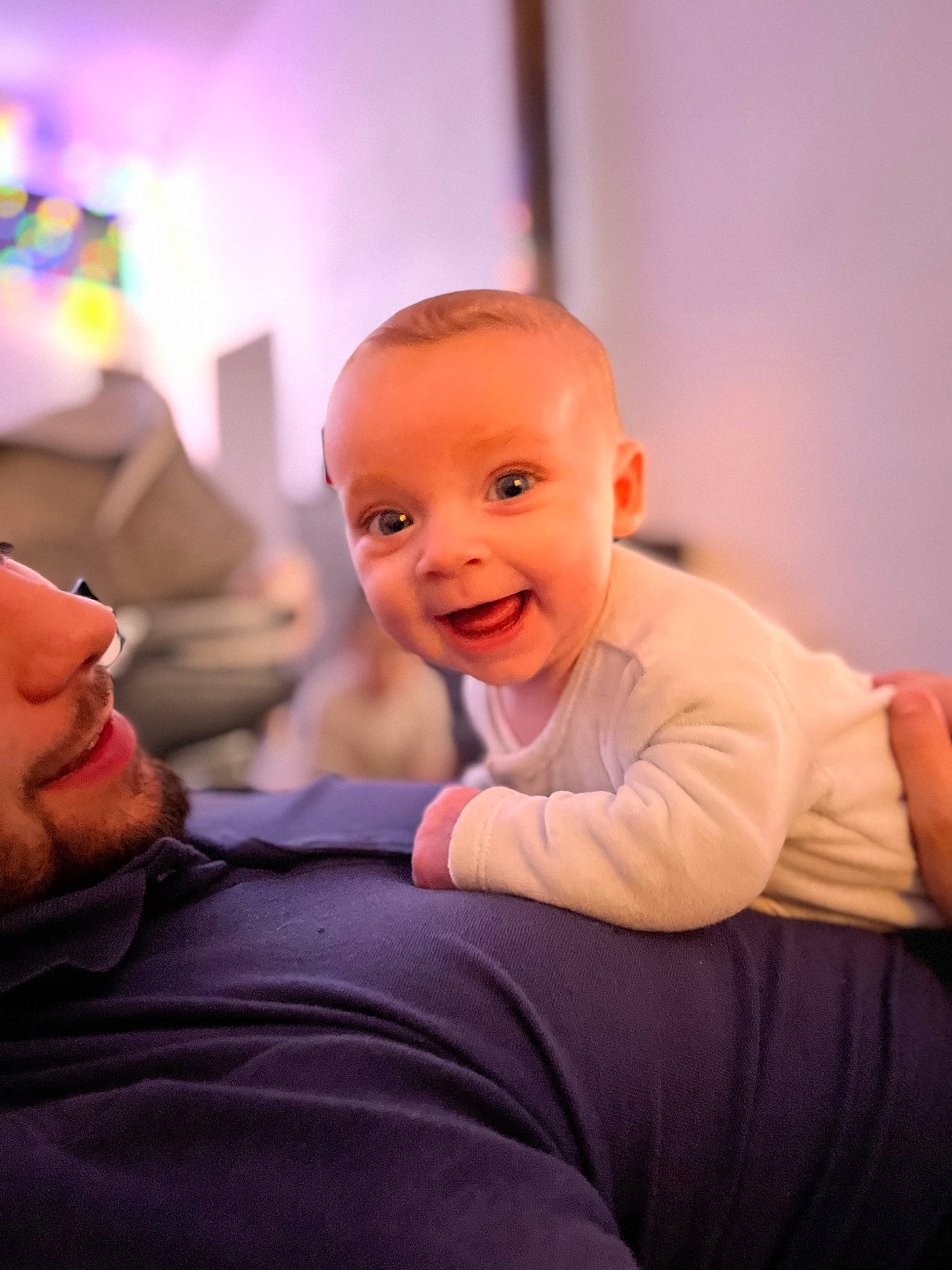 Mélia participe au concours pour gagner de l'argent avec cette photo : baby, child, comfort, elbow, event, flash_photography, flooring, fun, gesture, happy, human_body, joy, magenta, mouth, person, pink, room, shoulder, sitting, smile