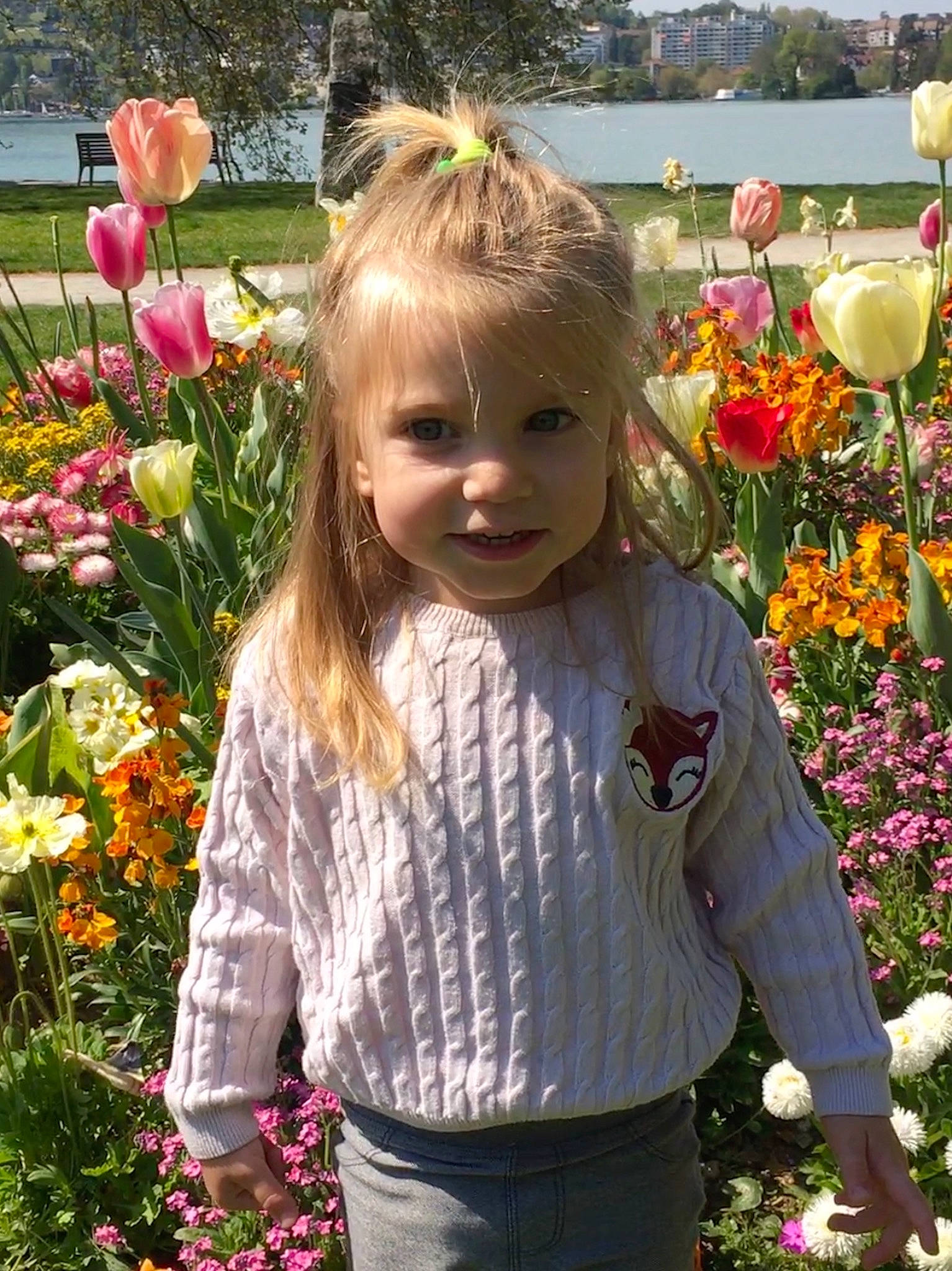 Aria a rejoint le concours — aidez-le/la à gagner de superbes lots ! flower, fun, grass, grass_family, hair, happy, iris, joy, leaf, people, people_in_nature, person, petal, pink, plant, shrub, sleeve, smile, summer, terrestrial_plant