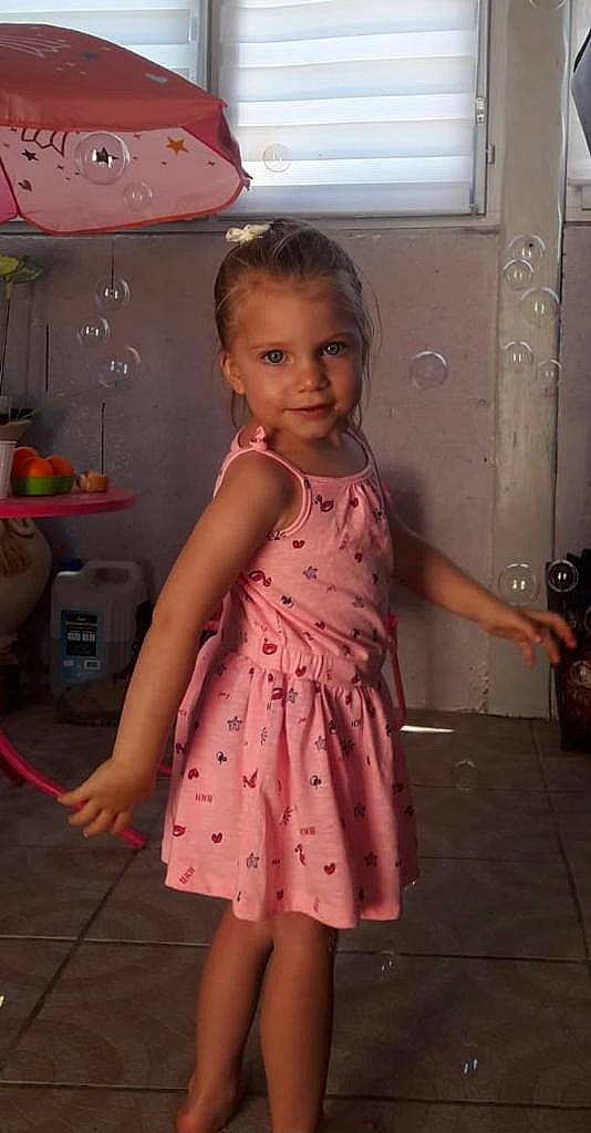 Aria a rejoint le concours — aidez-le/la à gagner de superbes lots ! day_dress, dress, finger, flooring, gas, hair, happy, human_body, joint, leg, magenta, neck, one_piece_garment, person, pink, purple, shoulder, skin, smile, standing