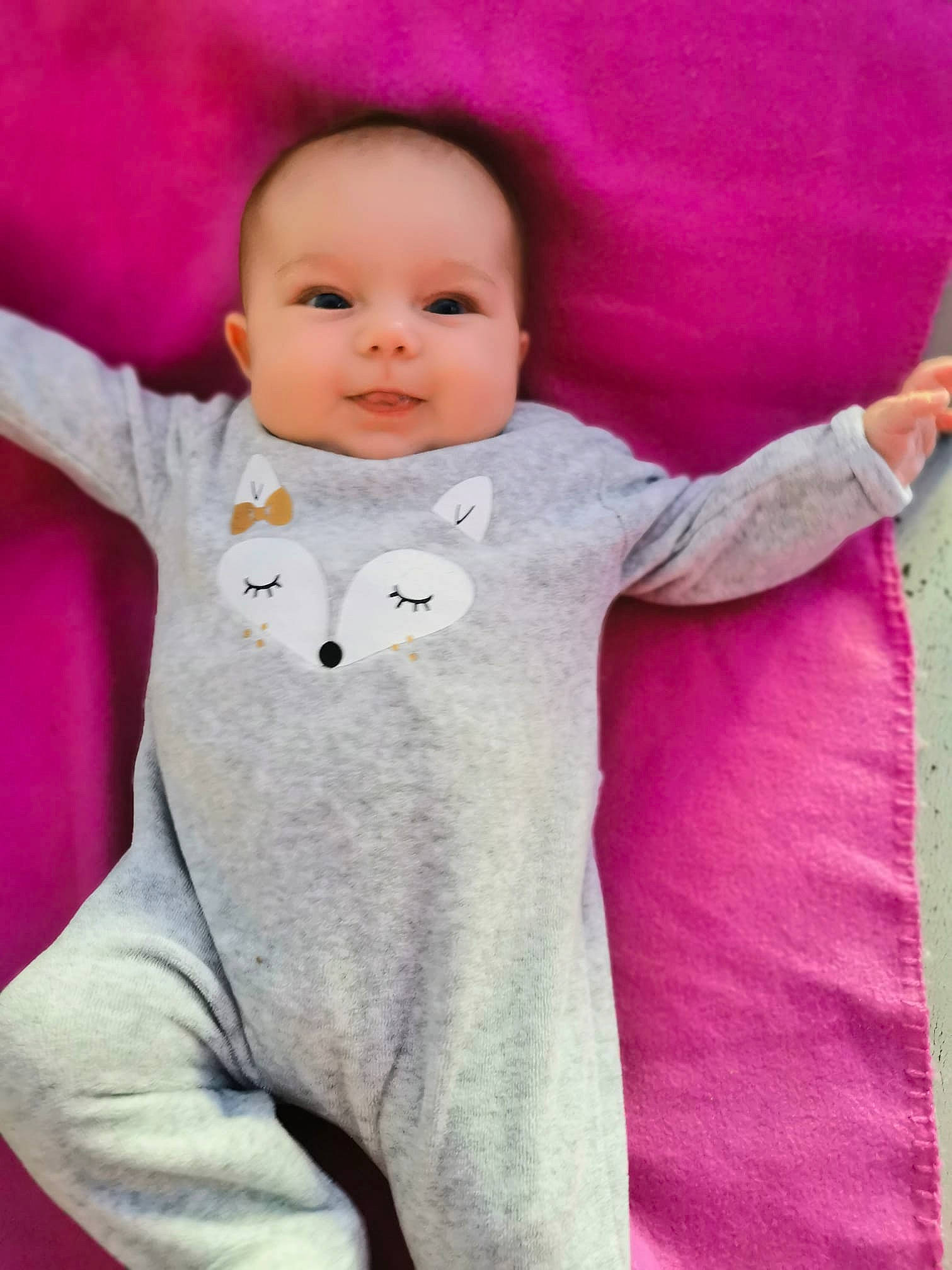 Maelle participe au concours pour gagner de l'argent avec cette photo : baby, baby_toddler_clothing, cheek, chin, eye, face, gesture, happy, head, nose, outerwear, person, pink, product, purple, skin, sleeve, smile, t_shirt, textile