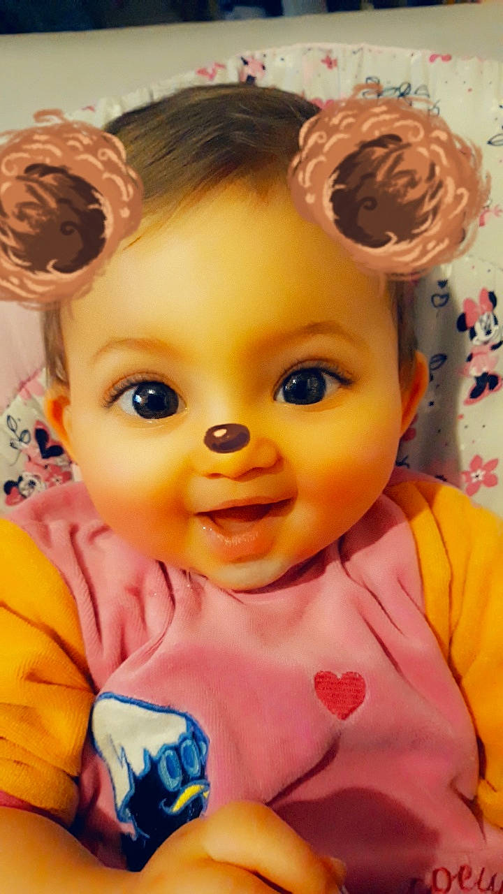 Enola a rejoint le concours — aidez-le/la à gagner de superbes lots ! brown_hair, cheek, child, doll, eye, face, girl, hair_accessory, head, infant, iris, joy, lip, mouth, person, skin, smile, toddler, toy