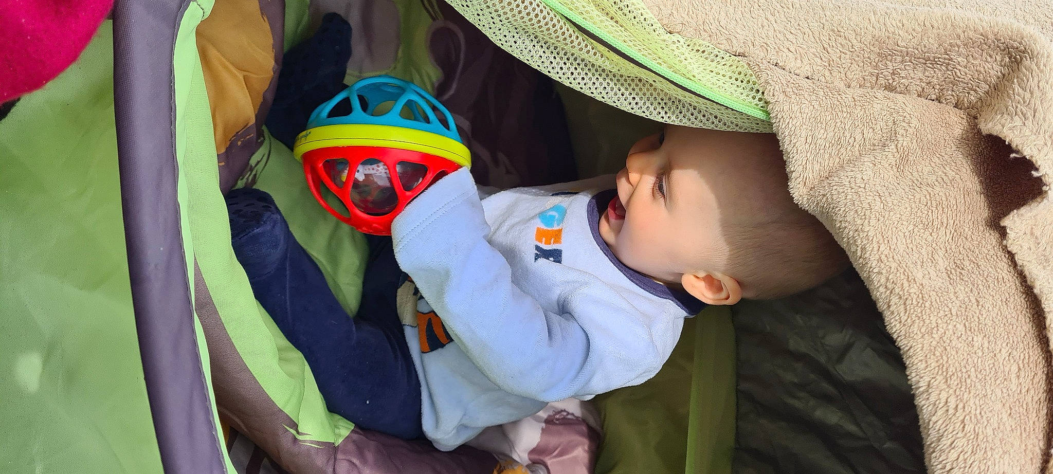 Méwen a rejoint le concours — aidez-le/la à gagner de superbes lots ! baby, baby_products, baseball_cap, cap, child, eyewear, fun, grass, hat, leisure, person, personal_protective_equipment, plant, play, recreation, sitting, sports_gear, sun_hat, toddler, tree