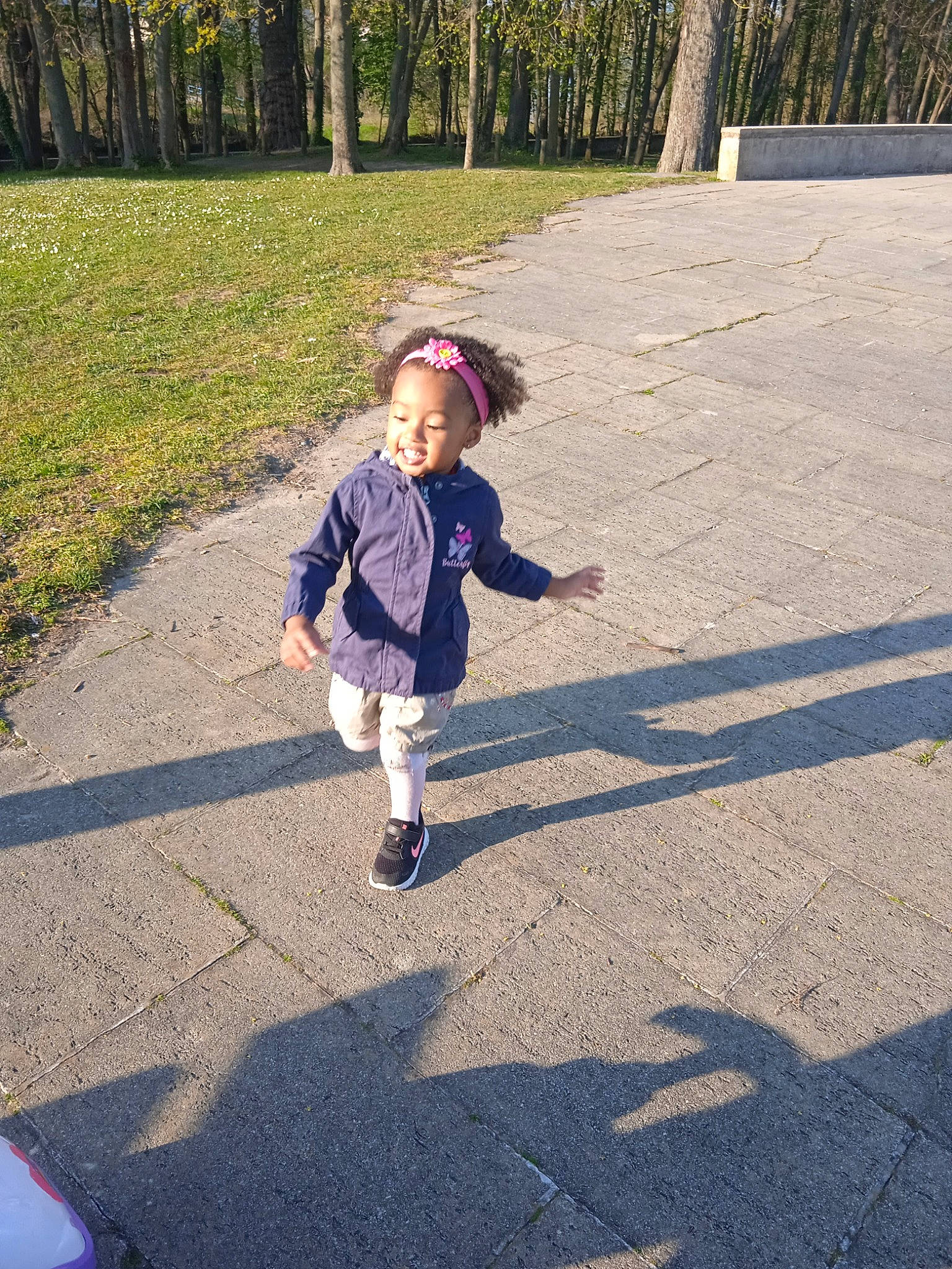 Shaïna participe au concours pour gagner de l'argent avec cette photo : asphalt, baby_toddler_clothing, child, electric_blue, fun, grass, landscape, leisure, pattern, people_in_nature, person, plant, recreation, road, road_surface, shadow, tints_and_shades, toddler, tree, walking