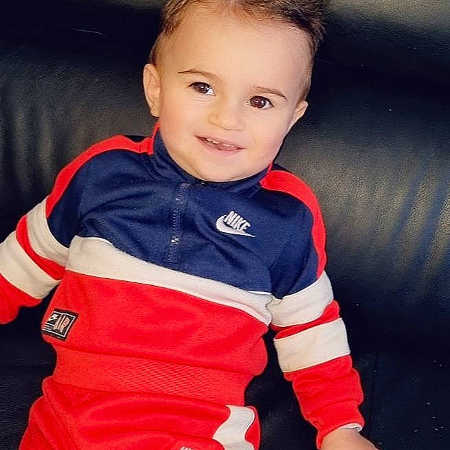 Swany participe au concours pour gagner de l'argent avec cette photo : baby, baby_products, baby_toddler_clothing, elbow, electric_blue, eye, hair, happy, head, human_body, jersey, joy, neck, nose, person, personal_protective_equipment, sleeve, smile, sportswear, t_shirt