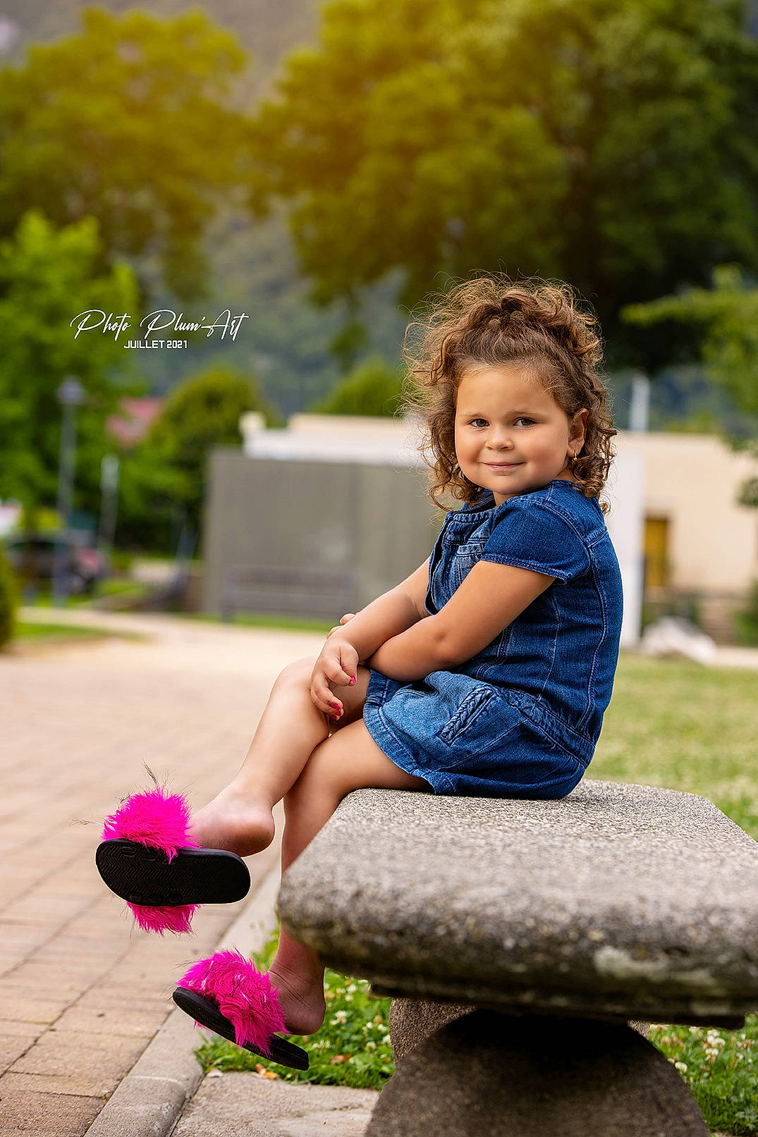 Catalina a rejoint le concours — aidez-le/la à gagner de superbes lots ! botany, face, facial_expression, flash_photography, grass, hairstyle, happy, joy, leaf, leisure, morning, nature, people_in_nature, person, plant, shoulder, smile, sneakers, sunlight, toddler