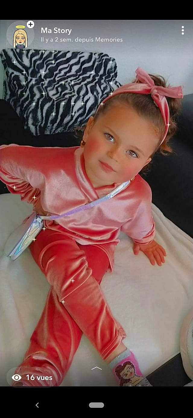 Catalina a rejoint le concours — aidez-le/la à gagner de superbes lots ! baby, baby_toddler_clothing, cheek, child, comfort, face, flooring, fun, happy, head, human_leg, magenta, person, pink, sitting, skin, sleeve, smile, textile, thigh