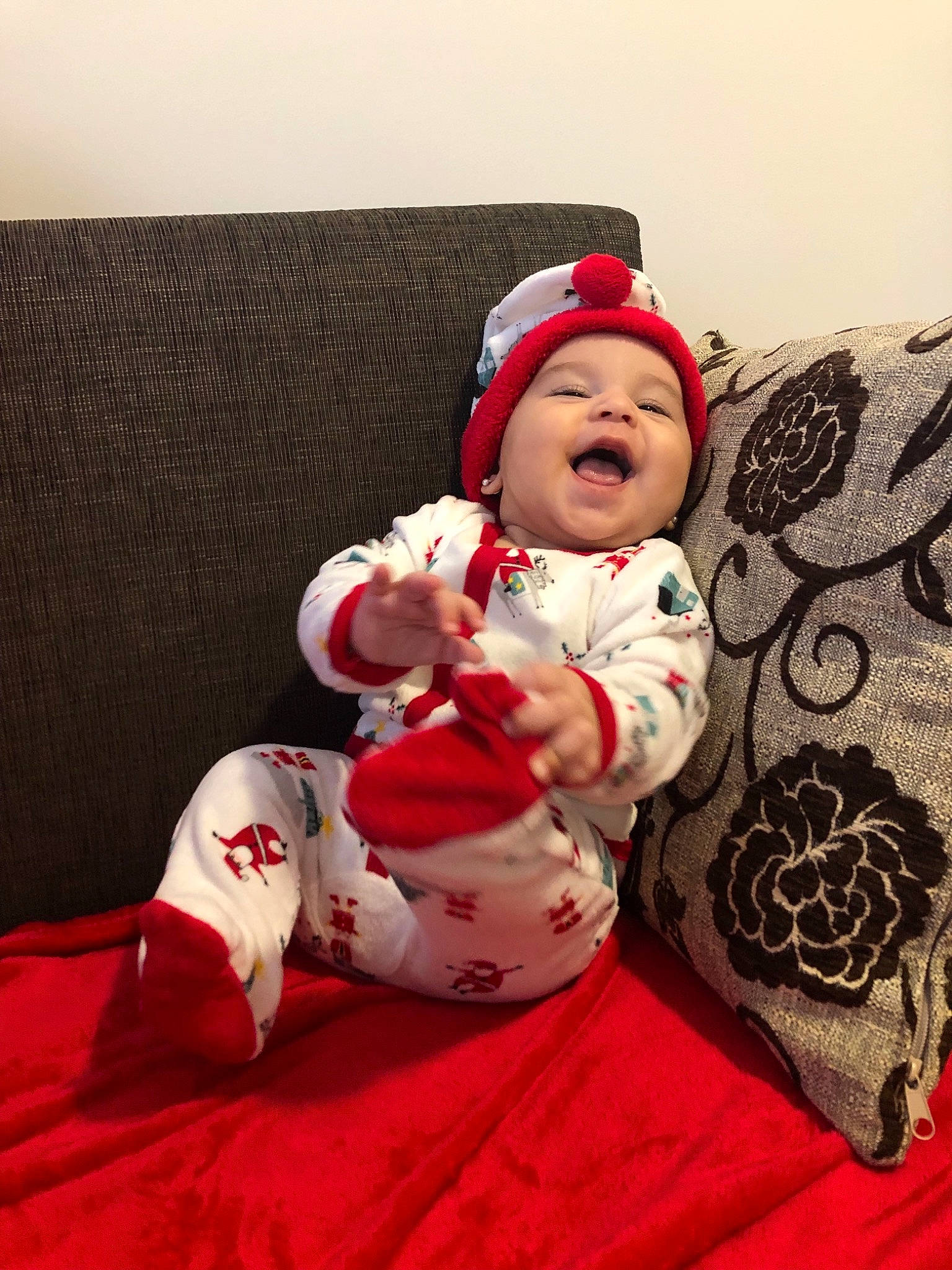 Carolina a rejoint le concours — aidez-le/la à gagner de superbes lots ! baby, child, fictional_character, person, red, smile, toddler