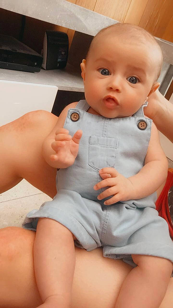 Dalyana participe au concours pour gagner de l'argent avec cette photo : baby, baby_toddler_clothing, cheek, child, finger, hand, leg, person, sitting, skin, surprise, thigh, thumb, toddler