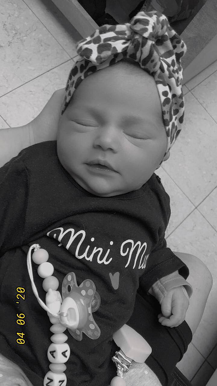 Dalyana participe au concours pour gagner de l'argent avec cette photo : baby, black_and_white, child, monochrome, person, photography, style, toddler, white