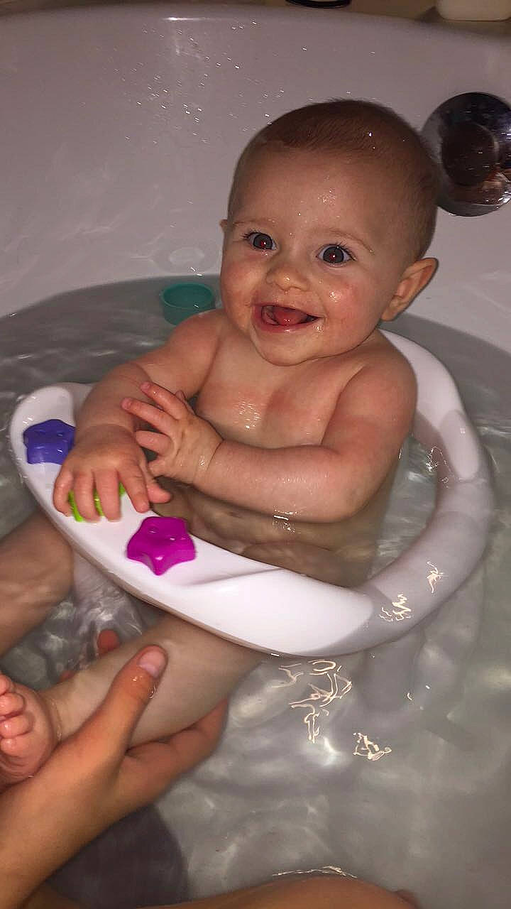 Dalyana participe au concours pour gagner de l'argent avec cette photo : baby_bathing, bathing, bathtub, cheek, chest, child, finger, fluid, fun, hand, iris, joint, joy, liquid, muscle, nail, organ, person, skin, thumb