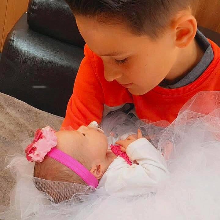 Aleandro participe au concours pour gagner de l'argent avec cette photo : abdomen, arm, baby, birth, cheek, child, ear, finger, hand, mouth, neck, nose, person, pink, play, skin, toddler