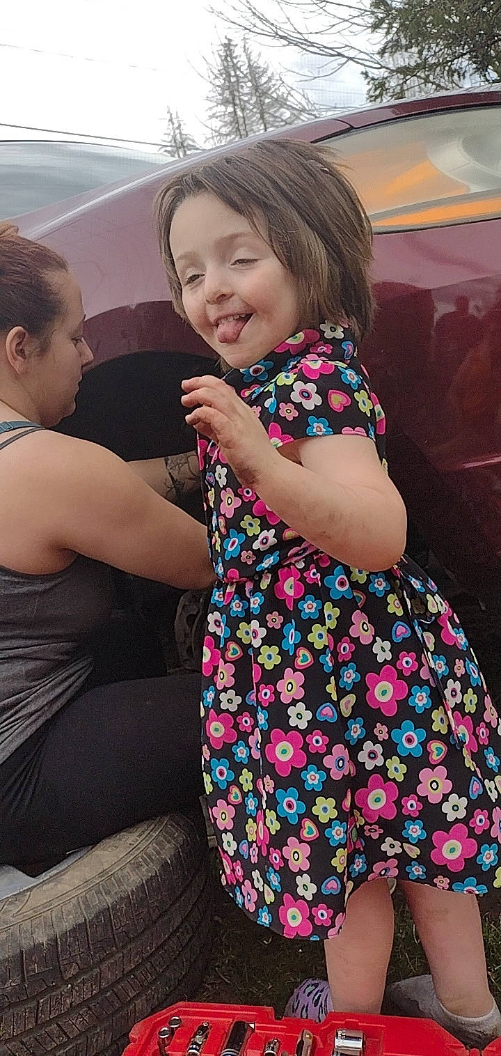 Goldie is registered to the contest to win money with this photo: eye, face, facial_expression, fashion, finger, gesture, hair, hairstyle, happy, head, iris, joint, neck, organ, person, photograph, pink, shoulder, skin, sleeve