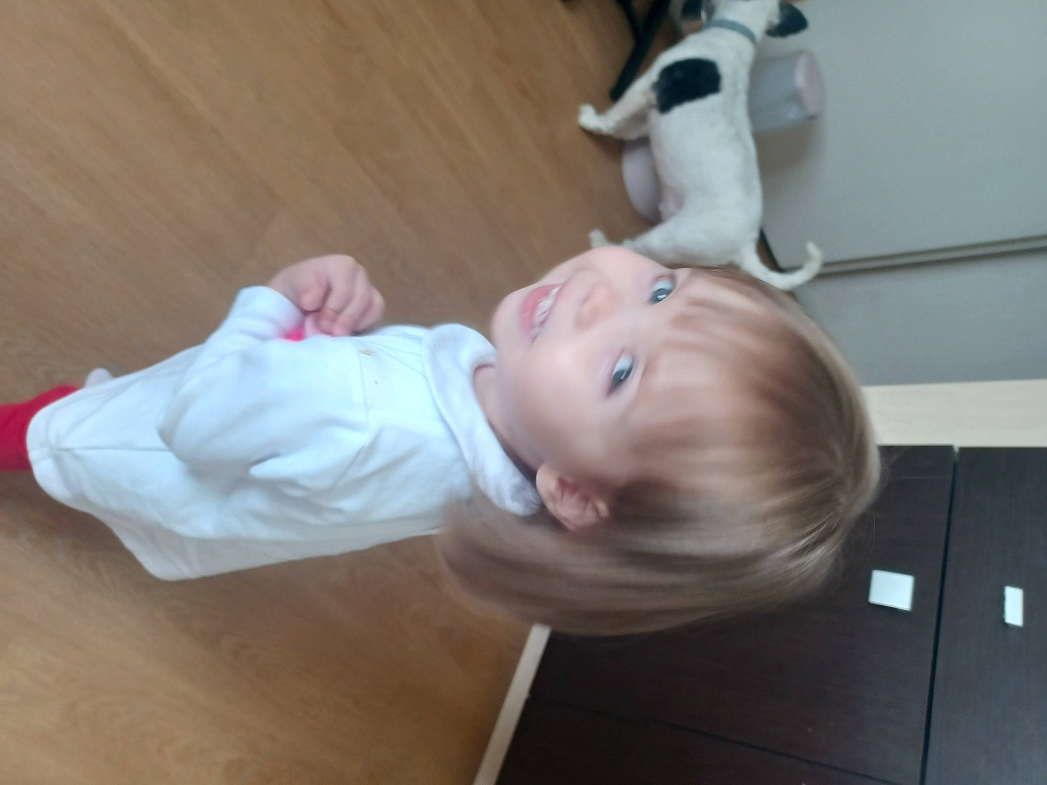 Helena a rejoint le concours — aidez-le/la à gagner de superbes lots ! baby, baby_products, baby_toddler_clothing, cheek, child, comfort, flooring, fun, happy, hardwood, hat, nose, person, room, sitting, smile, stuffed_toy, toddler, toy, wood