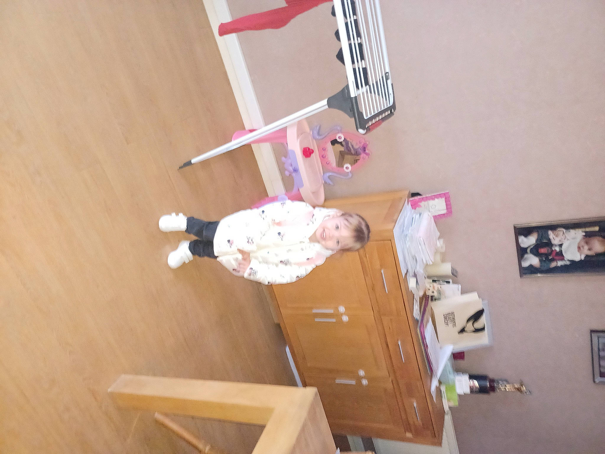 Helena participe au concours pour gagner de l'argent avec cette photo : cardboard, carmine, flooring, hardwood, joy, paper, paper_product, person, picture_frame, plaster, plywood, room, wood, wood_flooring, wood_stain