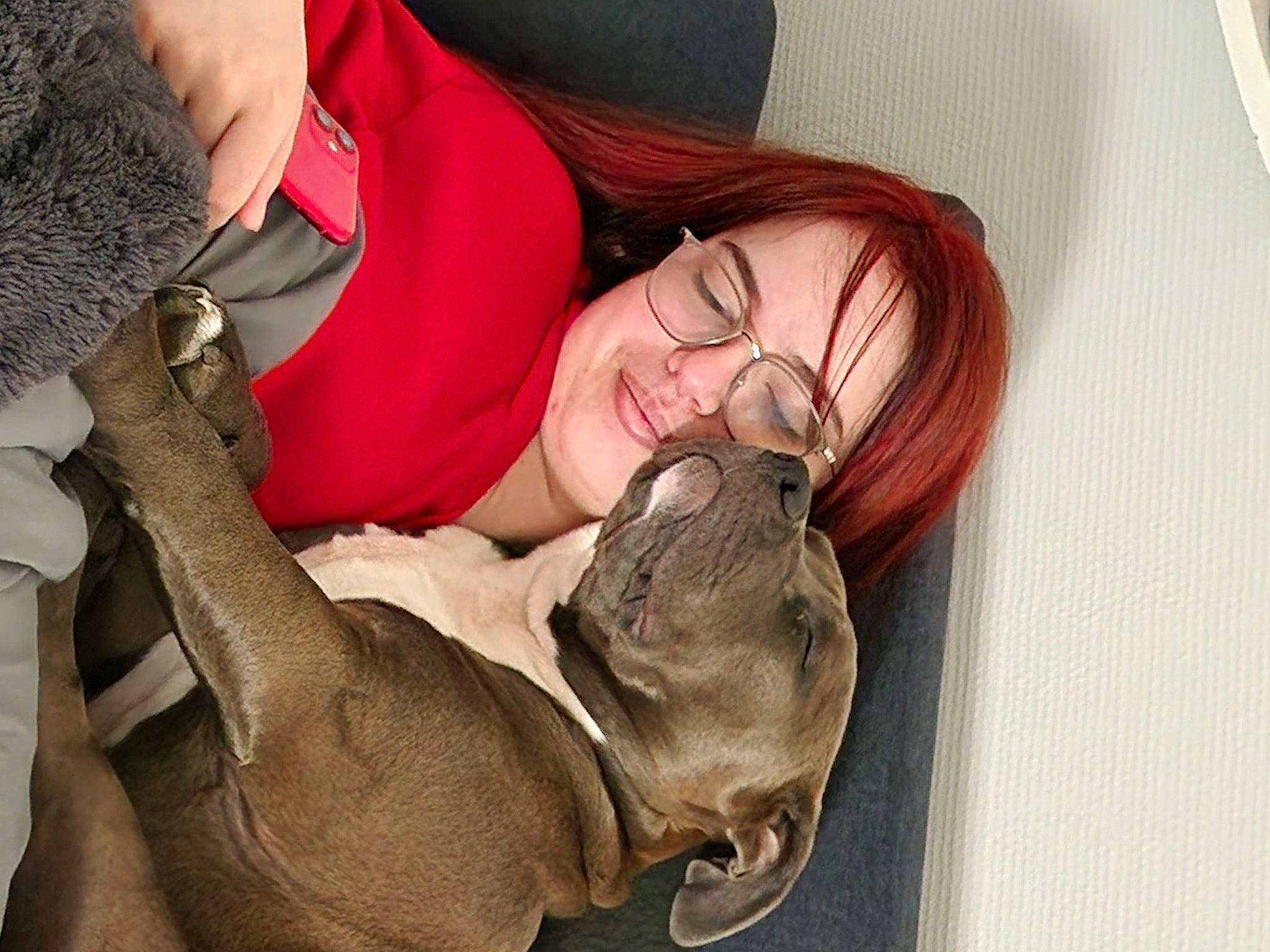 Tia a rejoint le concours — aidez-le/la à gagner de superbes lots ! arm, comfort, dog, ear, fawn, gesture, glasses, hand, happy, human_leg, interaction, leg, long_hair, skin, smile, sunglasses, thigh, tree, wood, working_animal