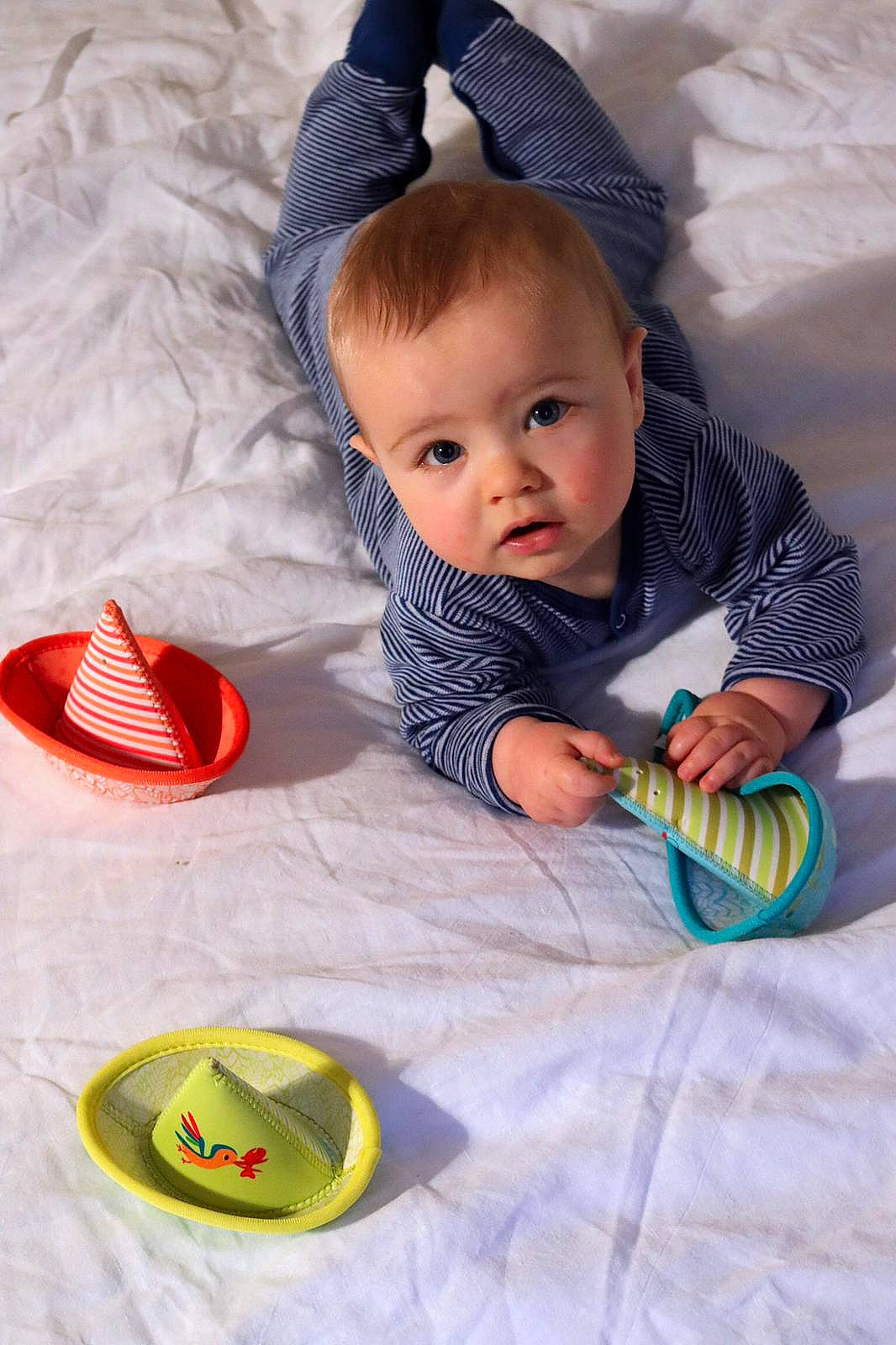Dimitri participe au concours pour gagner de l'argent avec cette photo : baby, baby_products, baby_toddler_clothing, baby_toys, child, ear, headgear, person, play, product, room, skin, t_shirt, toddler, tummy_time, yellow
