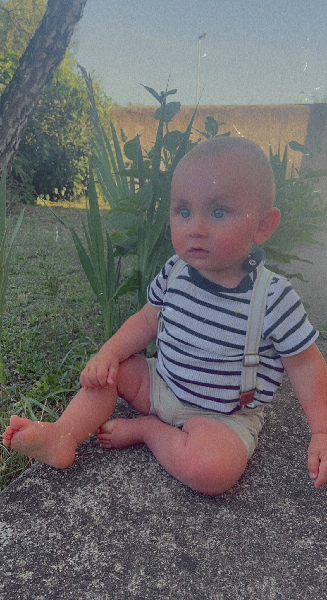 Eyden a rejoint le concours — aidez-le/la à gagner de superbes lots ! baby, baby_toddler_clothing, beauty, botany, child, eye, face, fun, grass, happy, human_leg, iris, pattern, people_in_nature, person, plant, sitting, skin, tints_and_shades, toddler