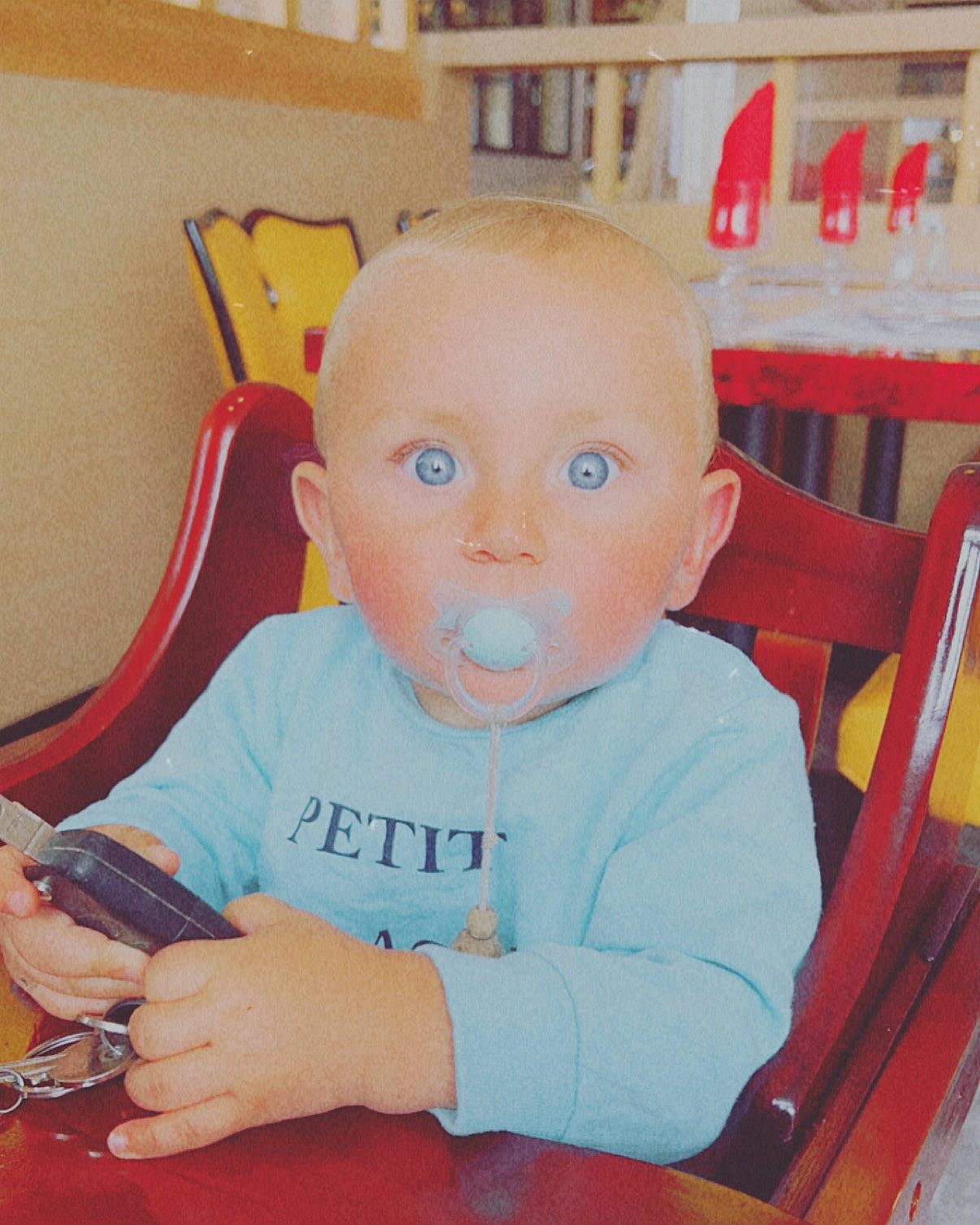 Eyden participe au concours pour gagner de l'argent avec cette photo : arm, baby, baby_products, baby_toddler_clothing, chair, cheek, child, comfort, fun, head, iris, lap, mouth, person, play, room, shelf, shelving, sitting, tableware