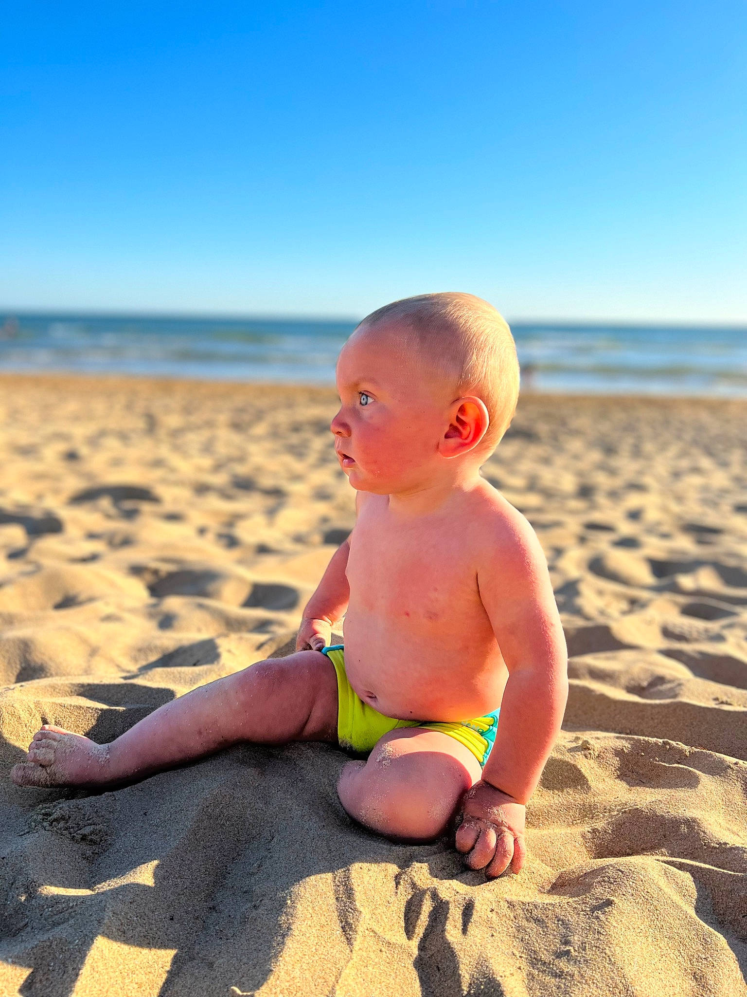 Eyden a rejoint le concours — aidez-le/la à gagner de superbes lots ! azure, baby, baby_toddler_clothing, beach, fun, happy, horizon, human_body, leg, leisure, people_in_nature, people_on_beach, person, sand, sky, summer, sunlight, thigh, toddler, water