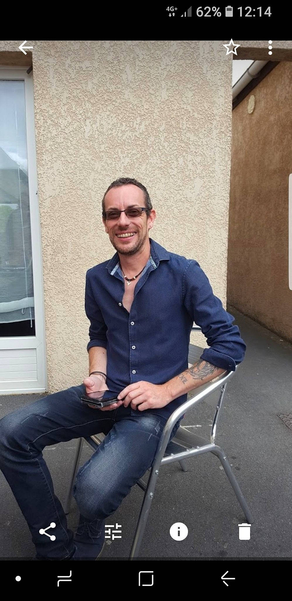 Mon Chat a rejoint le concours — aidez-le/la à gagner de superbes lots ! cool, facial_hair, fun, gentleman, joy, male, man, muscle, person, photograph, sitting, standing