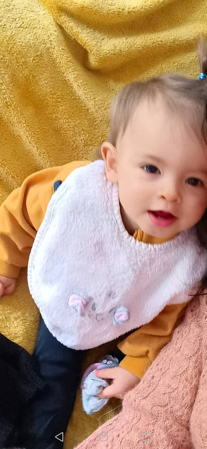 Wendy participe au concours pour gagner de l'argent avec cette photo : baby, baby_toddler_clothing, cheek, child, chin, collar, comfort, ear, eyelash, happy, iris, linens, lip, nose, outerwear, person, sitting, skin, sleeve, smile