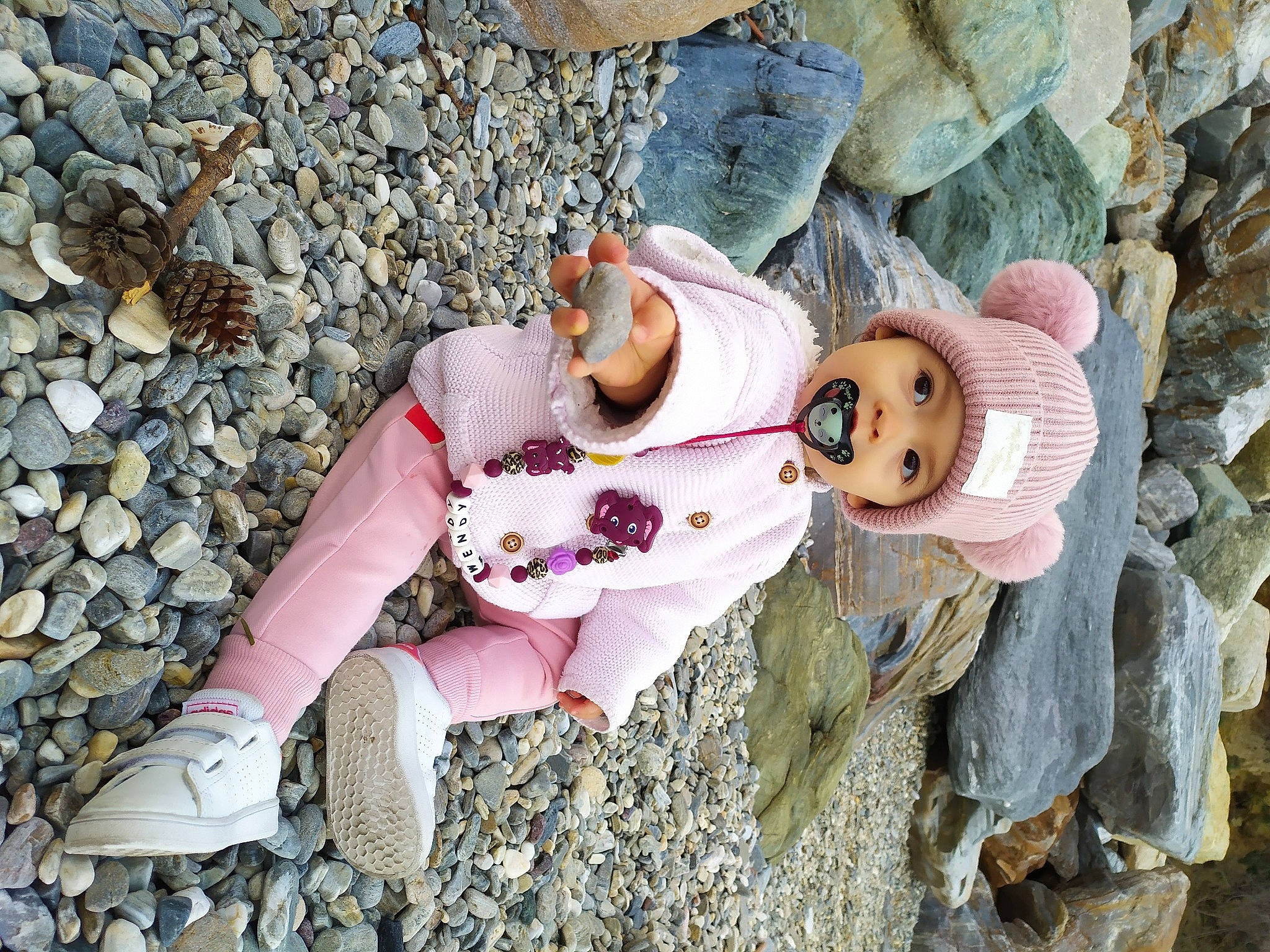 Wendy a rejoint le concours — aidez-le/la à gagner de superbes lots ! child, doll, dress, fashion_accessory, fawn, fur, grass, hand, hat, headwear, human_body, lawn_ornament, pattern, people_in_nature, person, pink, plant, stuffed_toy, sun_hat, toy