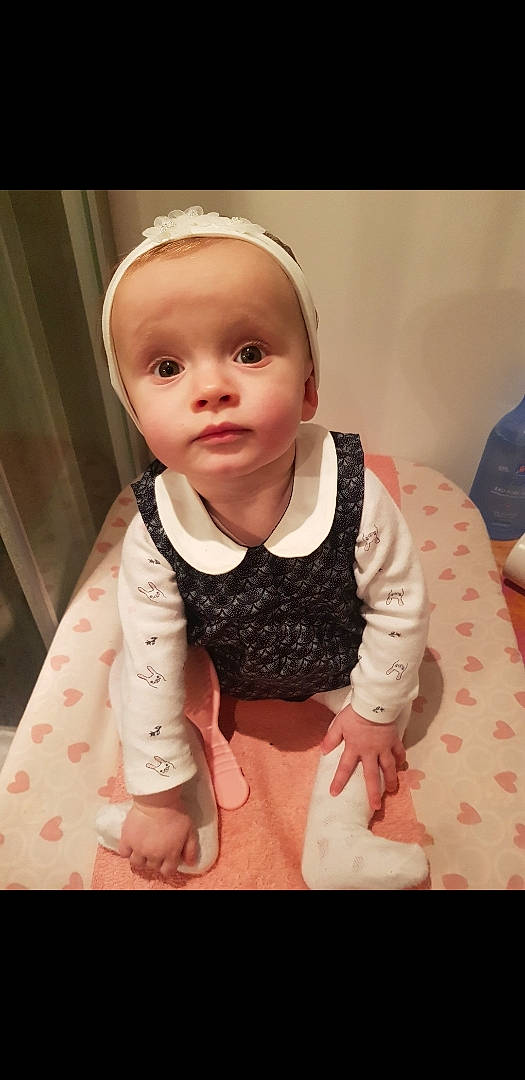 Naëmie participe au concours pour gagner de l'argent avec cette photo : baby, baby_products, baby_toddler_clothing, cheek, child, eye, face, head, lip, nose, outerwear, person, skin, smile, toddler