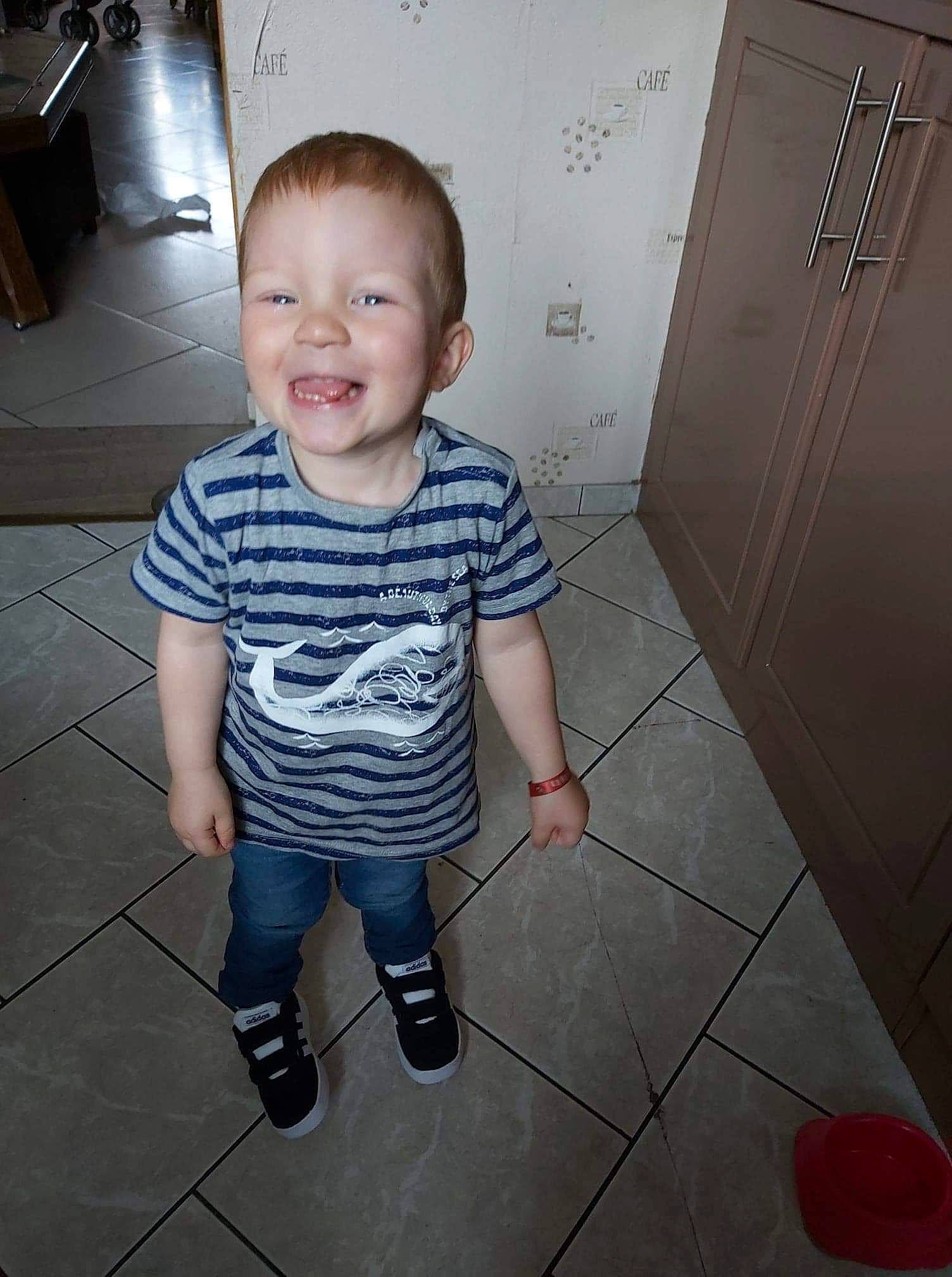 Alexis participe au concours pour gagner de l'argent avec cette photo : ankle, baby, baby_toddler_clothing, cheek, child, cool, ear, floor, flooring, iris, joy, person, product, sock, standing, t_shirt, toddler, walking_shoe