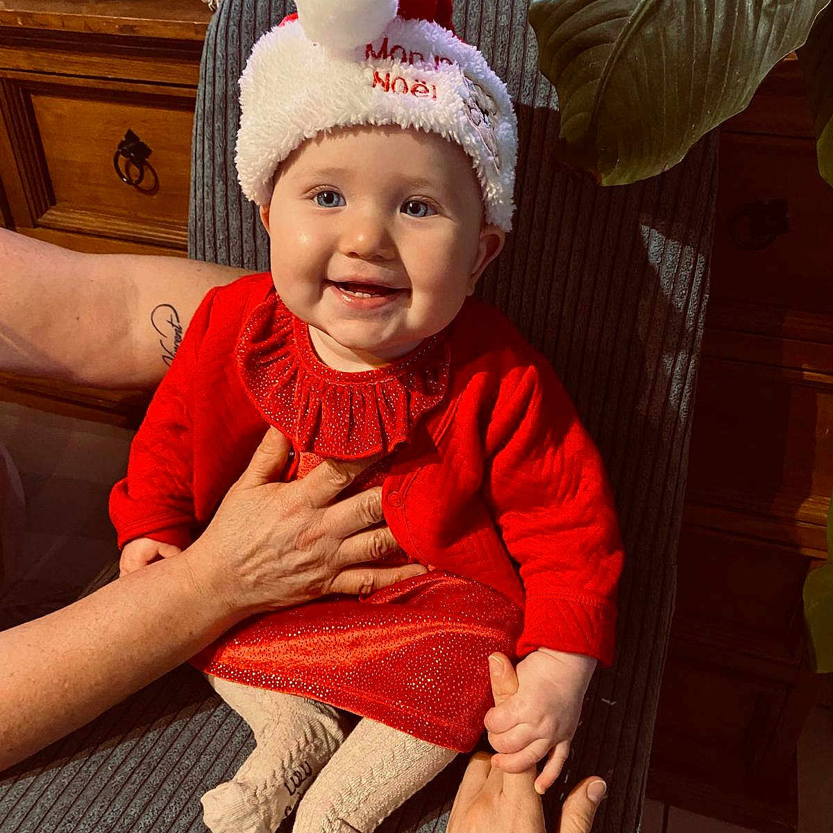 Théolina participe au concours pour gagner de l'argent avec cette photo : baby, babylaughing, blanket, cap, clothing, face, festival, furniture, hair, happy, hat, head, hosiery, person, photography, portrait, sitting, sleeve, smile, sock