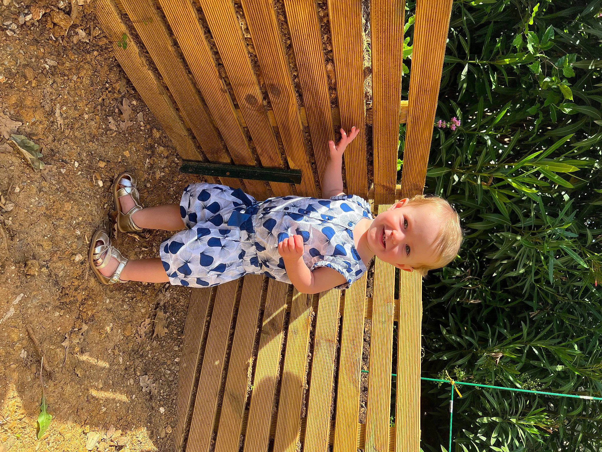 Léna participe au concours pour gagner de l'argent avec cette photo : baby, baby_toddler_clothing, child, electric_blue, fun, grass, grass_family, happy, joy, landscape, leisure, pattern, people_in_nature, person, plant, shadow, smile, soil, toddler, tree